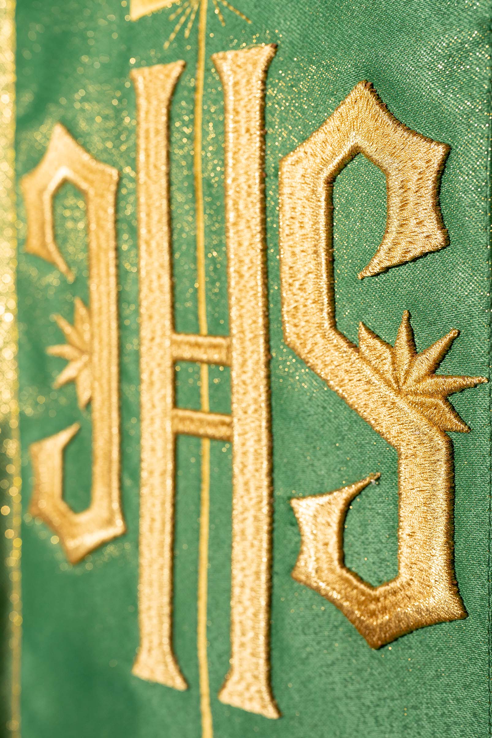 Casula verde riccamente decorata con motivo dorato e ampia fascia IHS