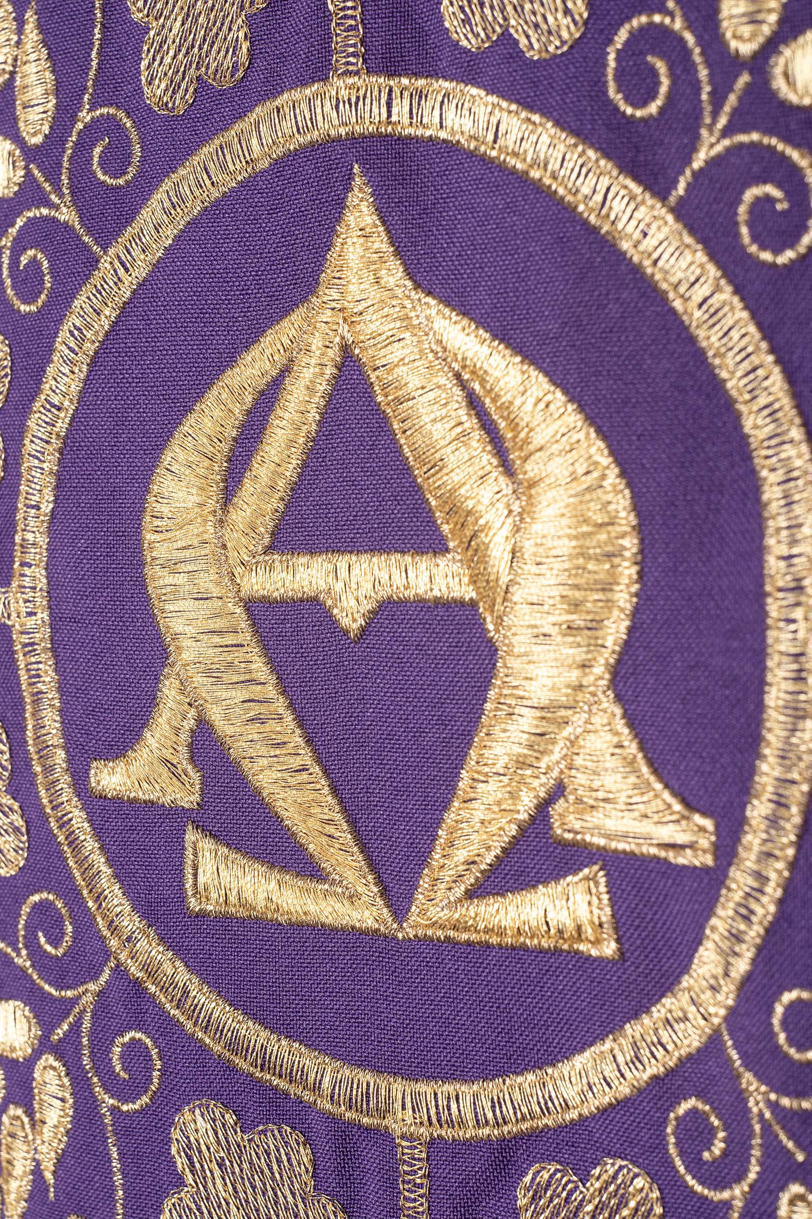 Pianeta viola ricamata con simboli Alfa e Omega e spighe