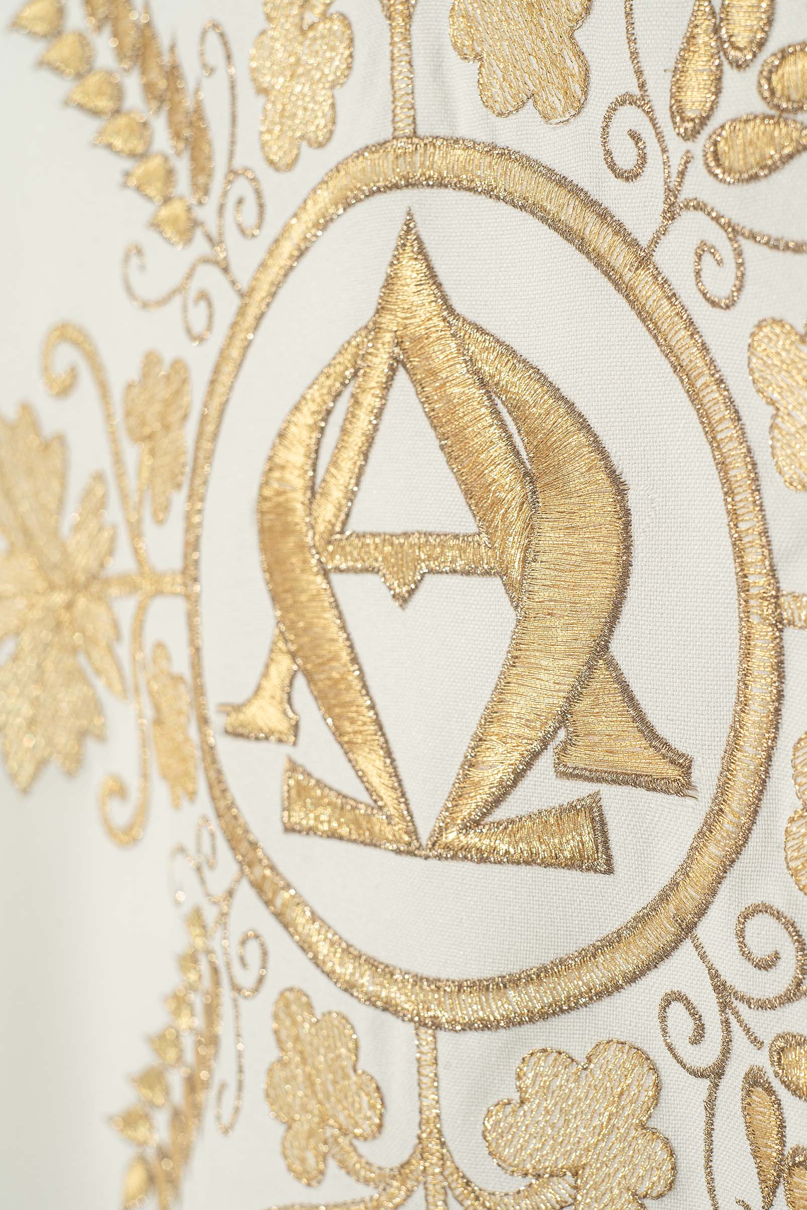 Casula écru ricamata con simboli Alfa e Omega e spighe