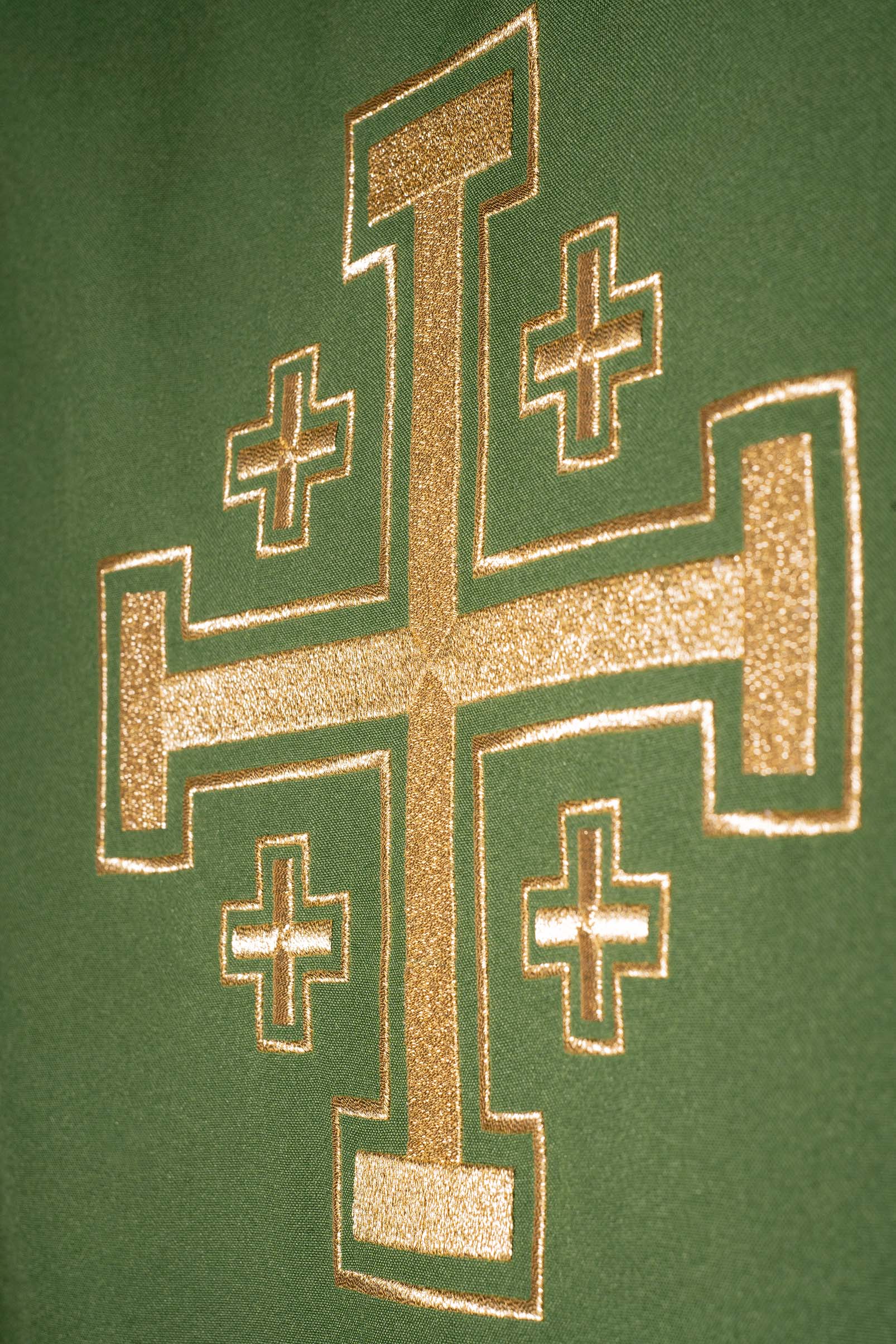 Pianeta verde ricamata con motivo della croce