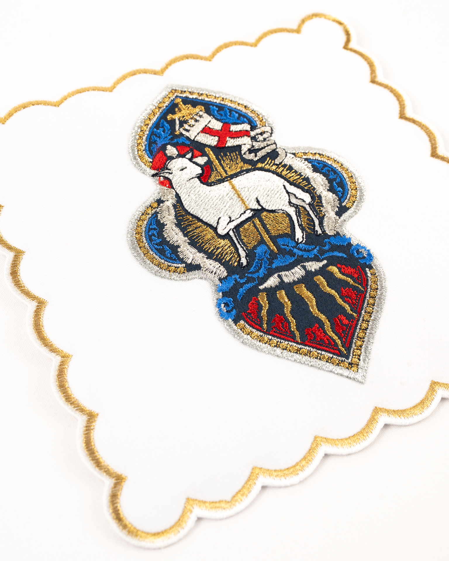 Servizio da messa ricamato per Pasqua con l’Agnello