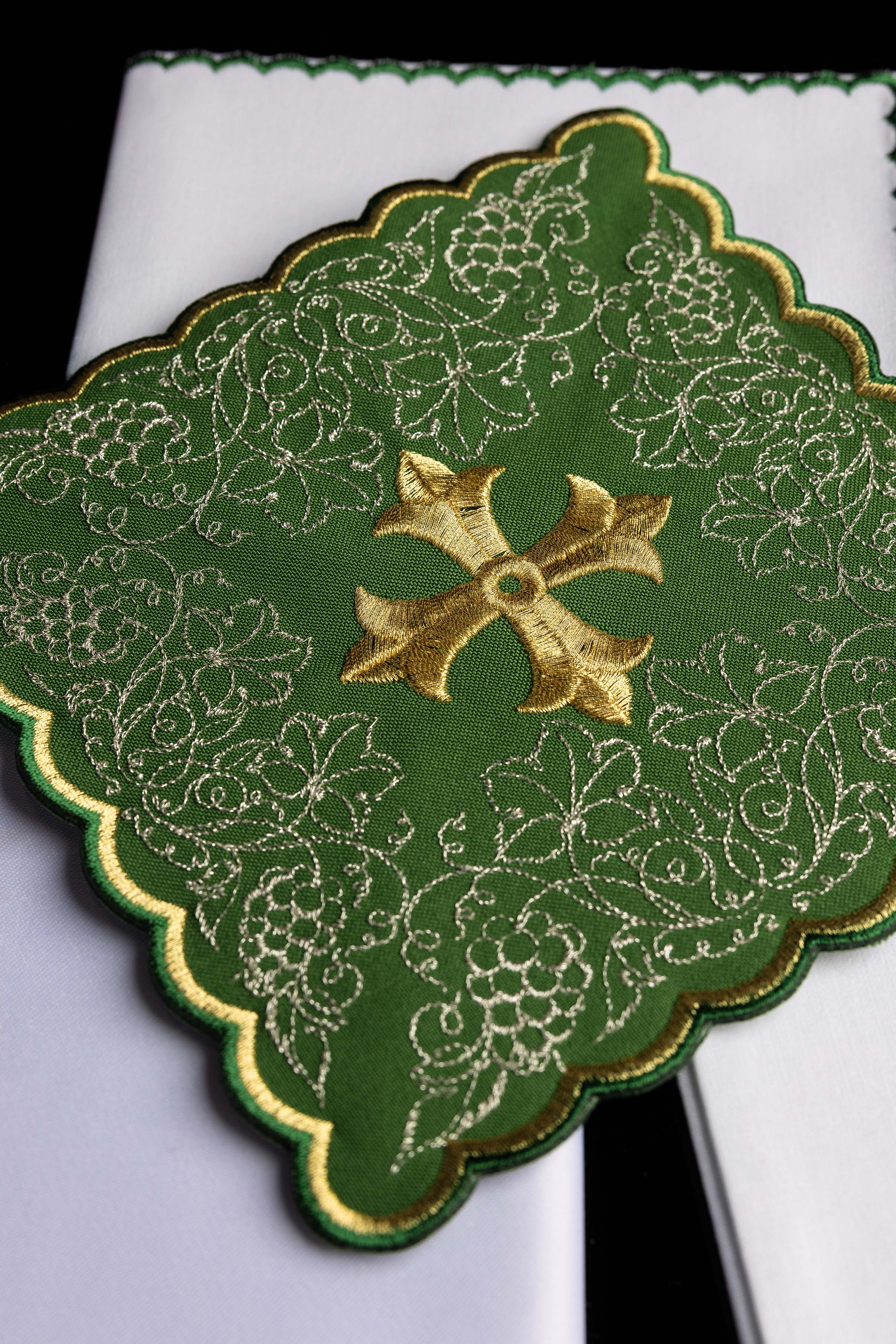 Servizio da messa ricamato con motivo della croce colore verde