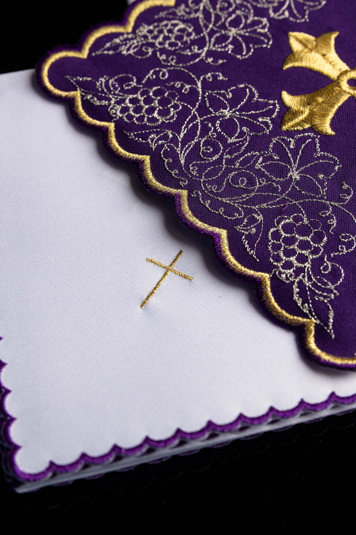Servizio da messa ricamato con motivo della croce colore viola