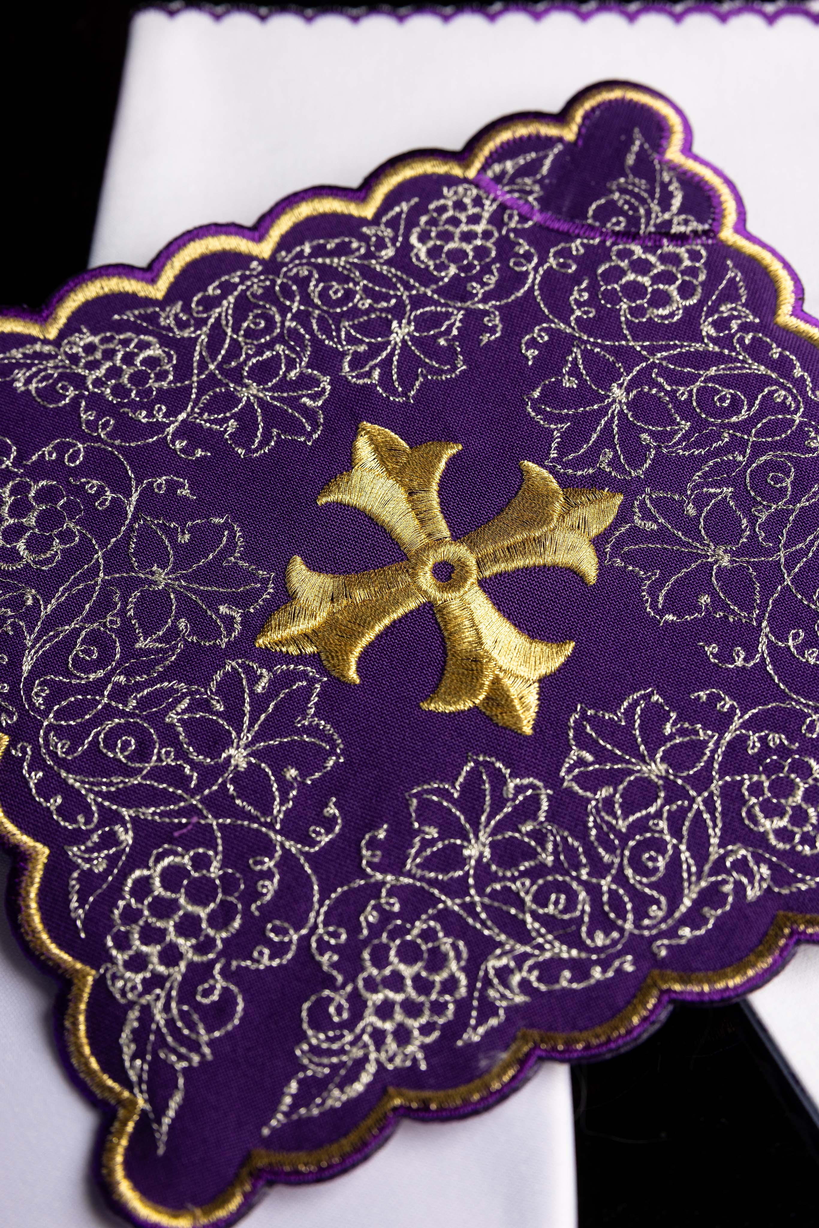 Servizio da messa ricamato con motivo della croce colore viola