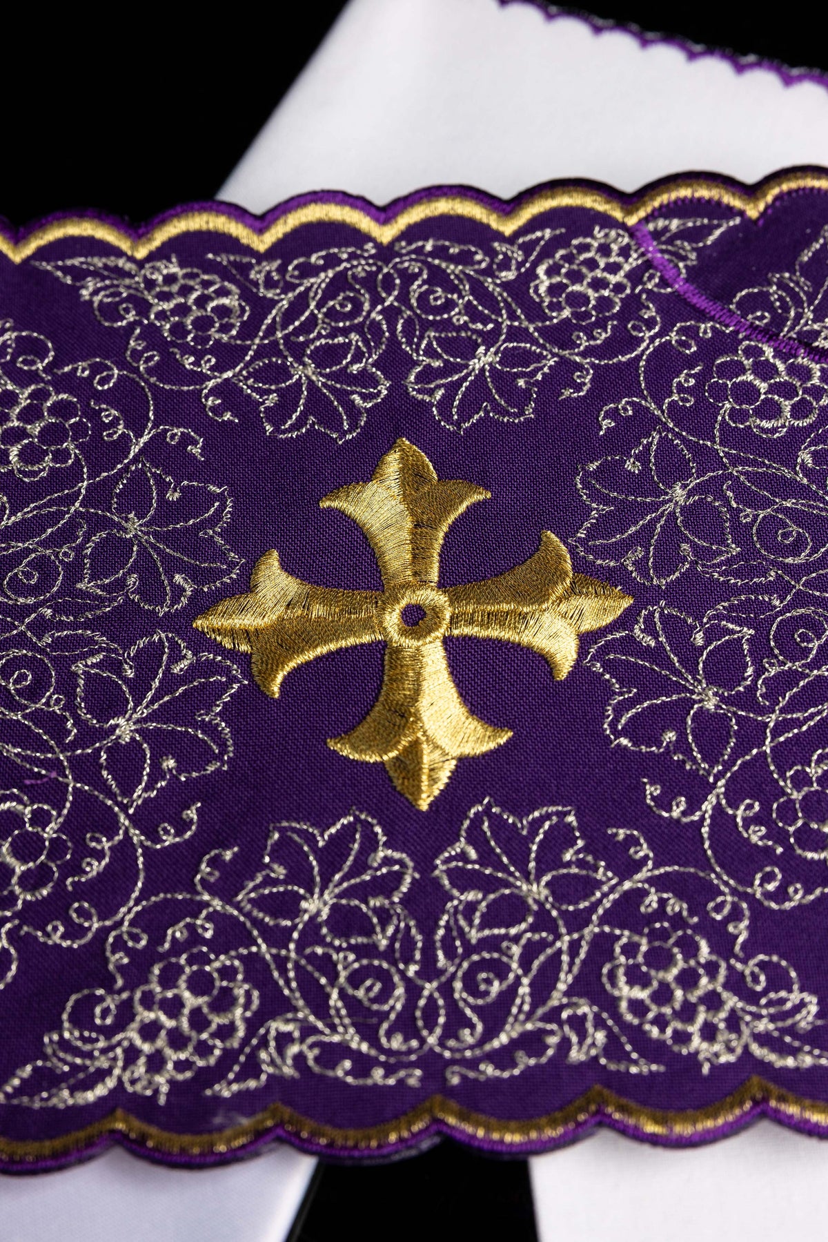 Servizio da messa ricamato con motivo della croce colore viola
