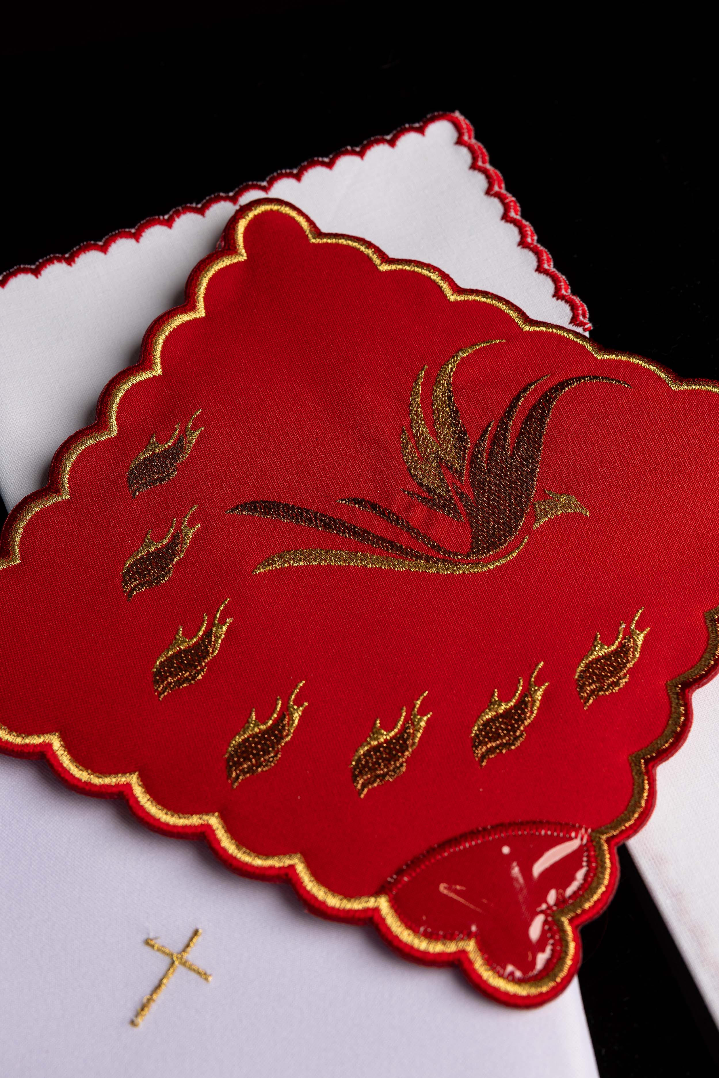 Servizio da messa rosso con ricamo dello Spirito Santo