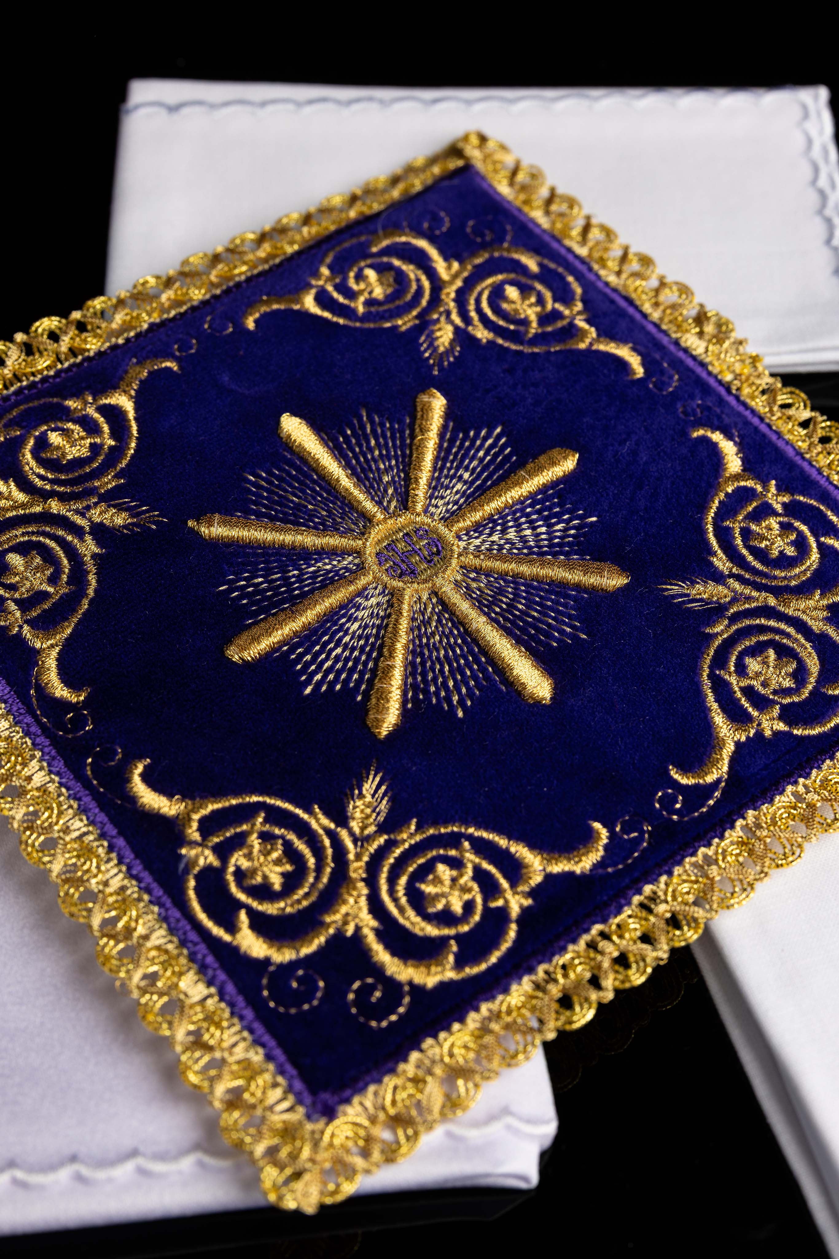 Servizio da messa ricamato in velluto viola