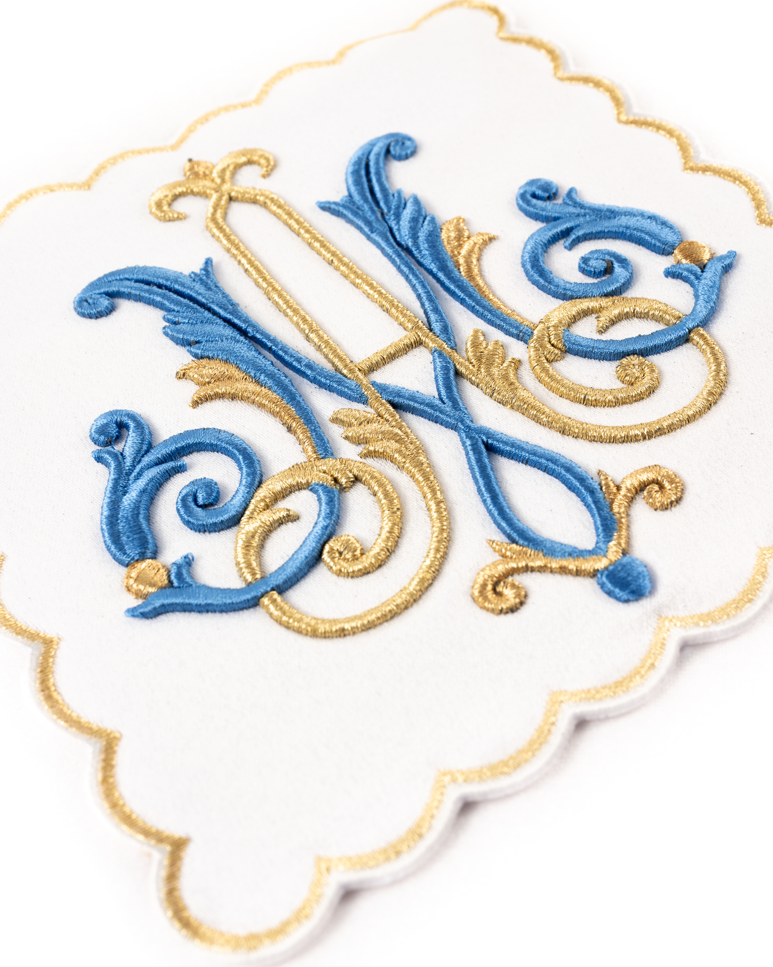 Servizio da messa liturgico con motivo mariano ricamato