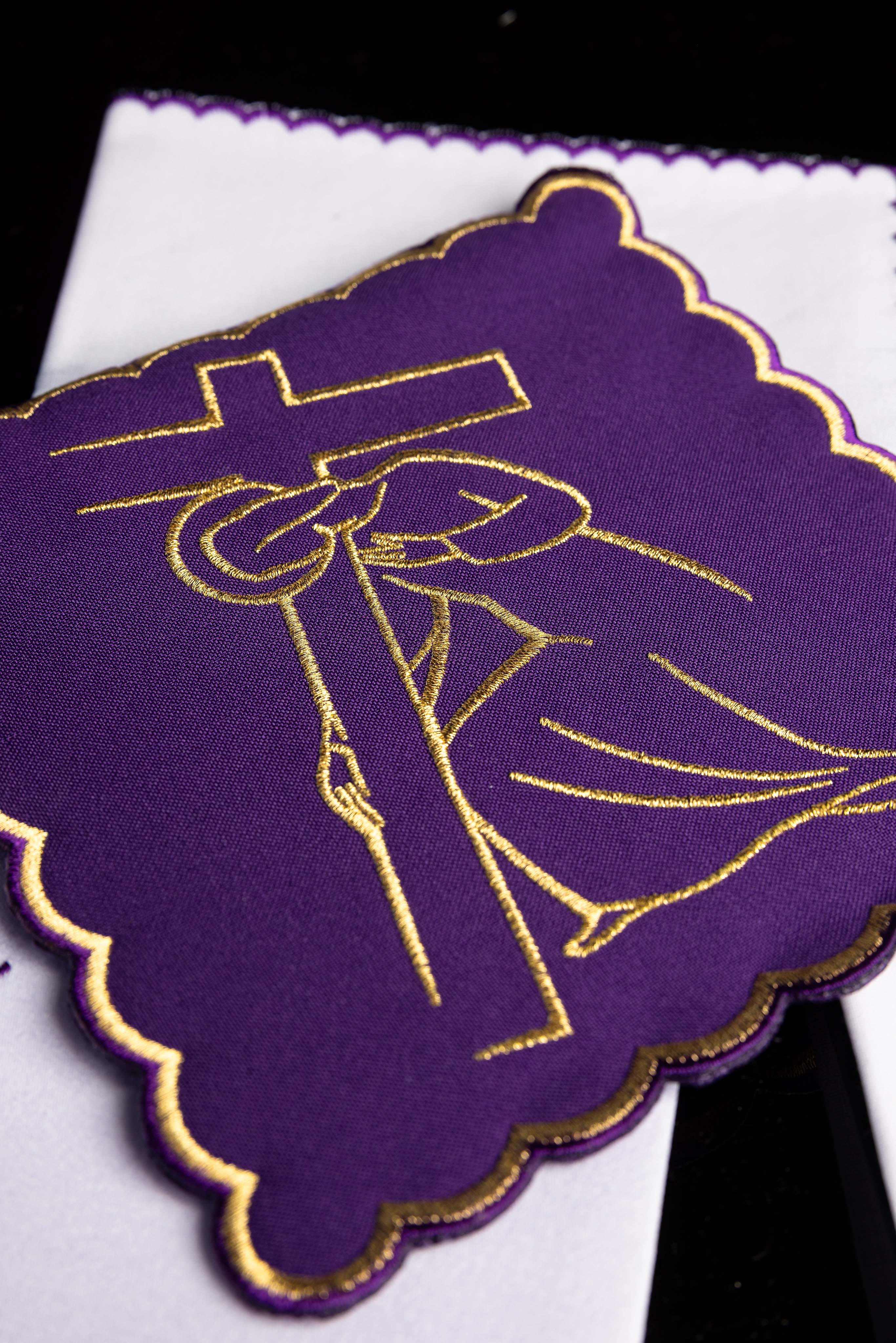Servizio da messa ricamato con la Via Crucis