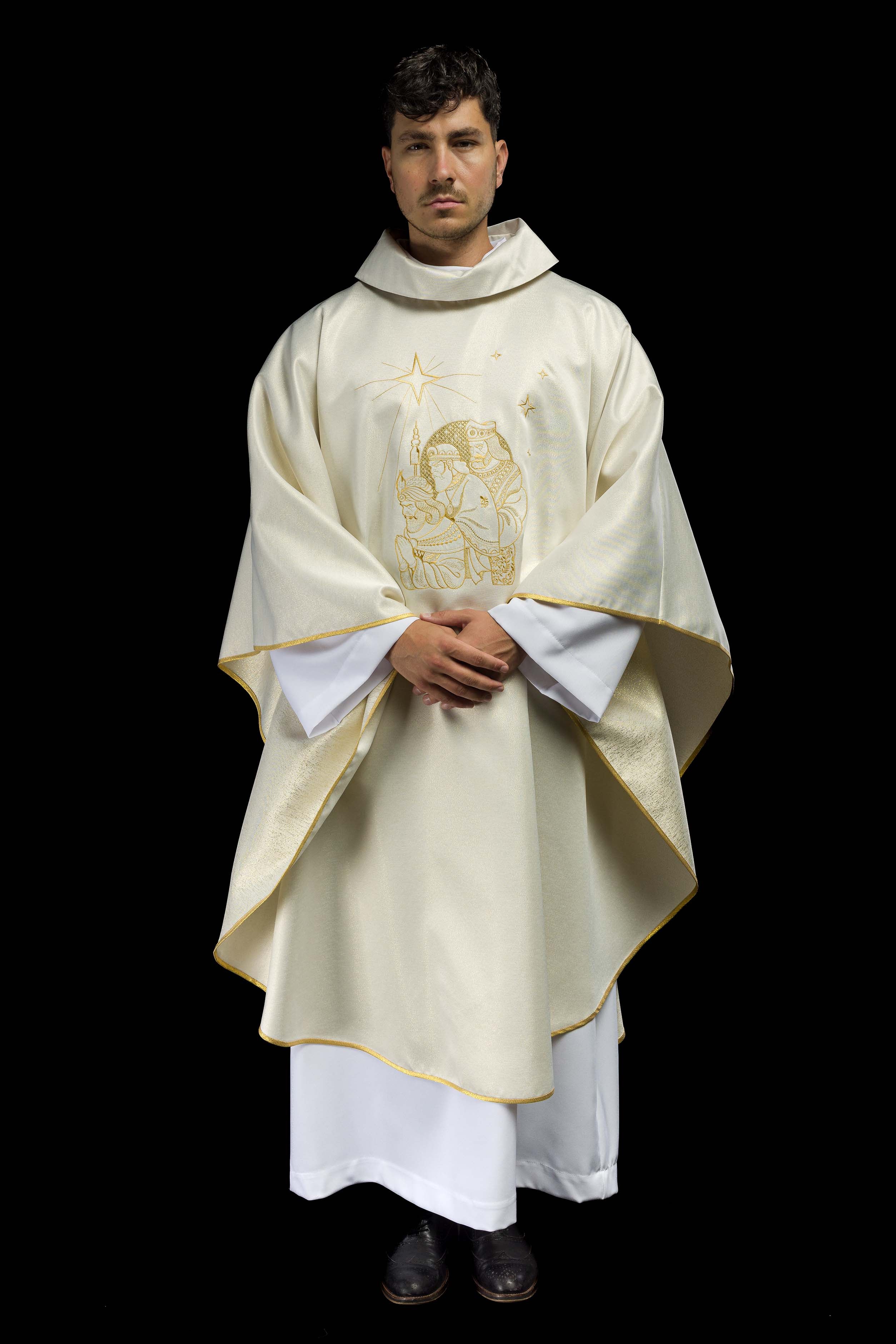 Casula lucida con ricamo dorato e immagine dei Re Magi