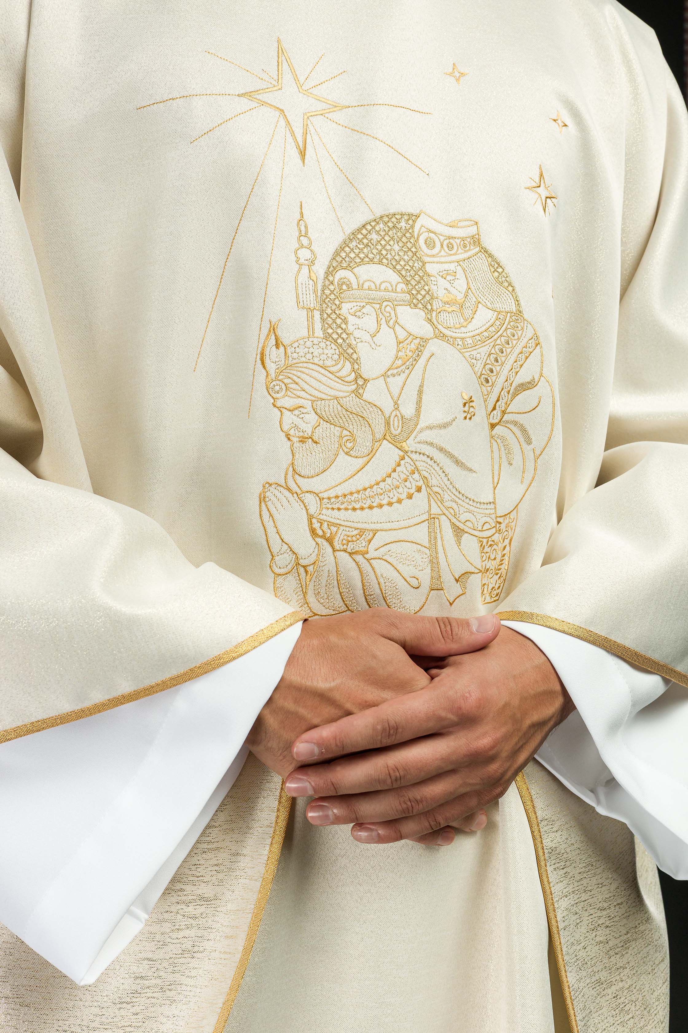 Casula lucida con ricamo dorato e immagine dei Re Magi