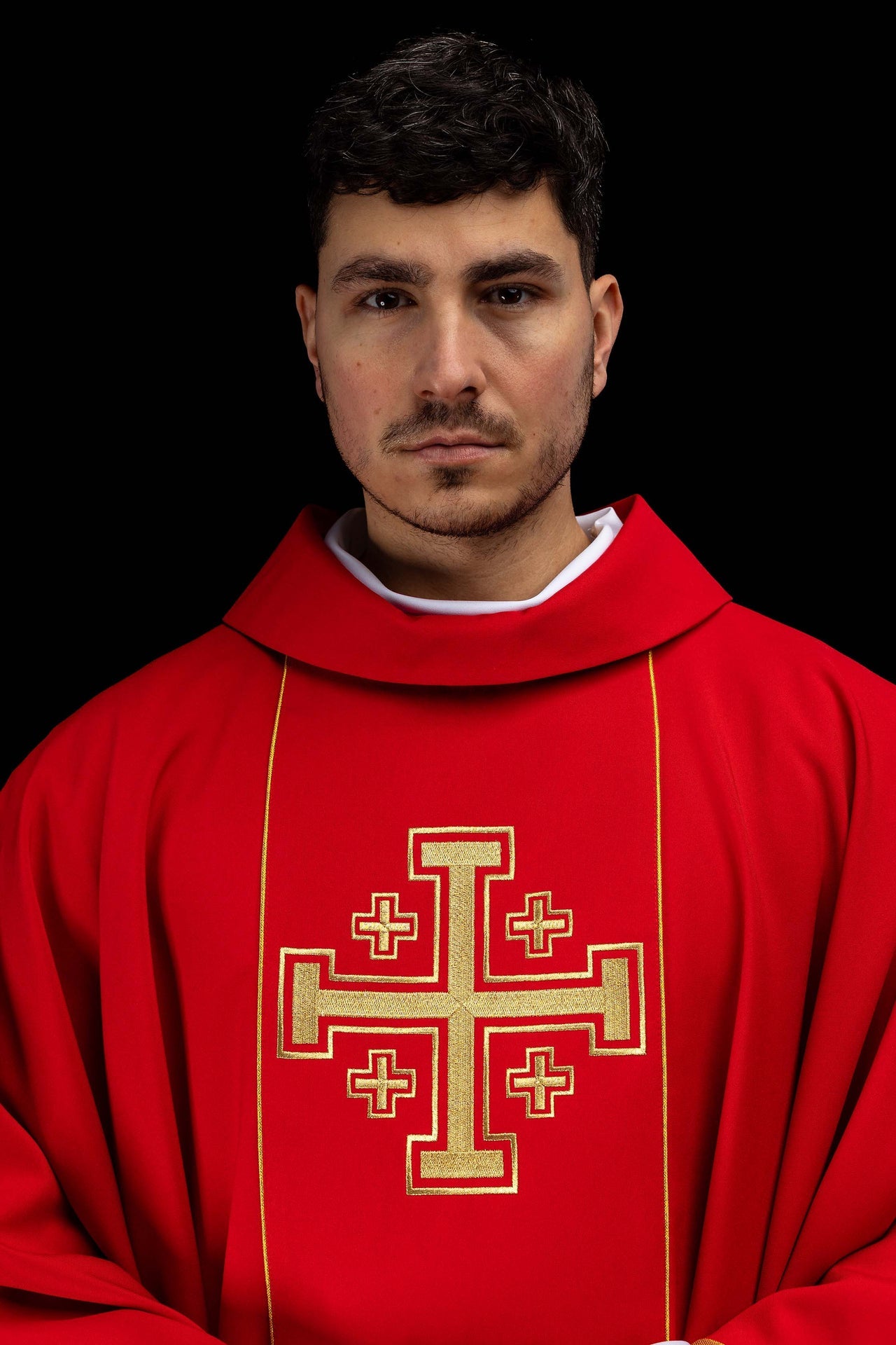 Casula ricamata rossa con banda e croci di Gerusalemme