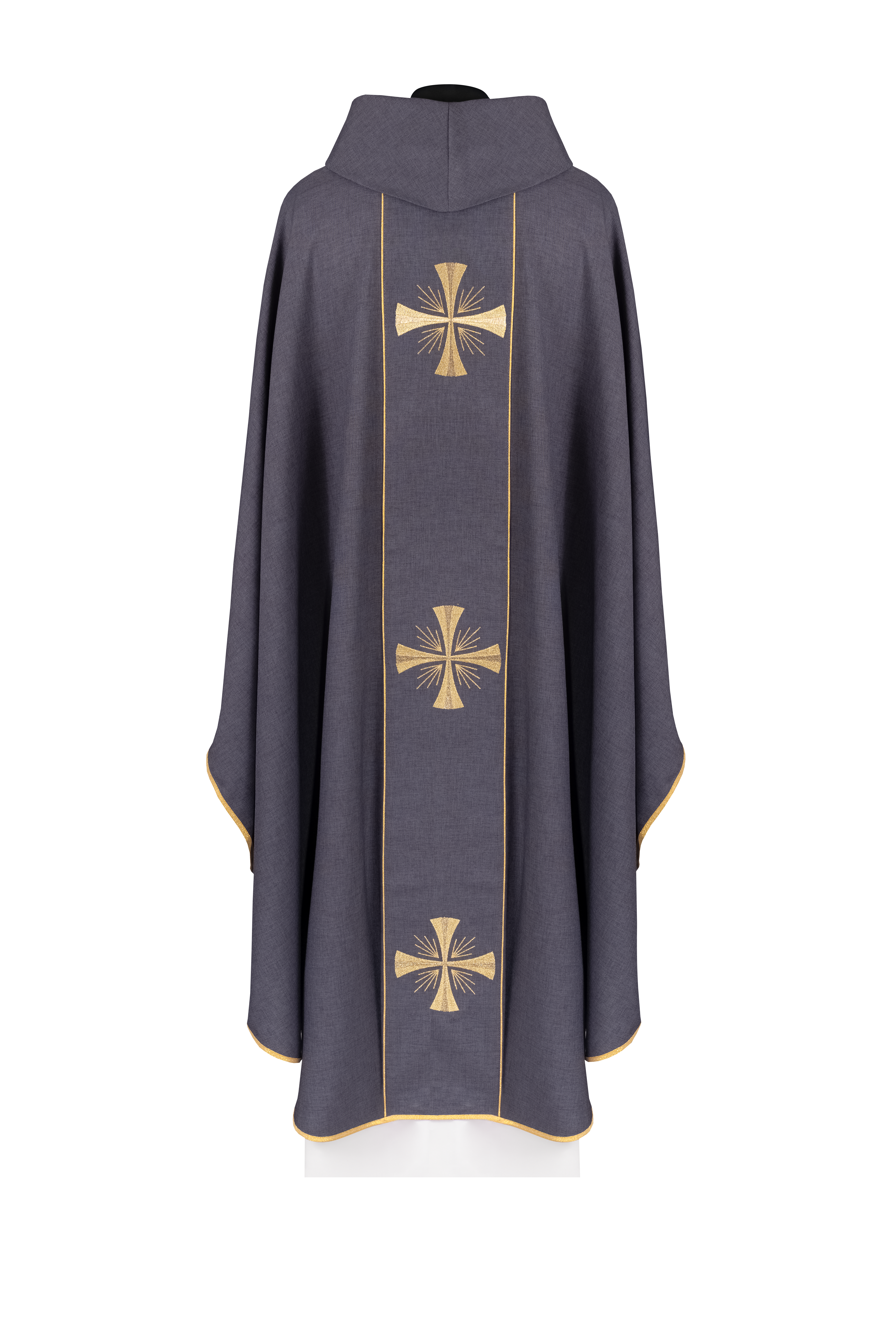 Casula con fascia viola e ricamo di croci