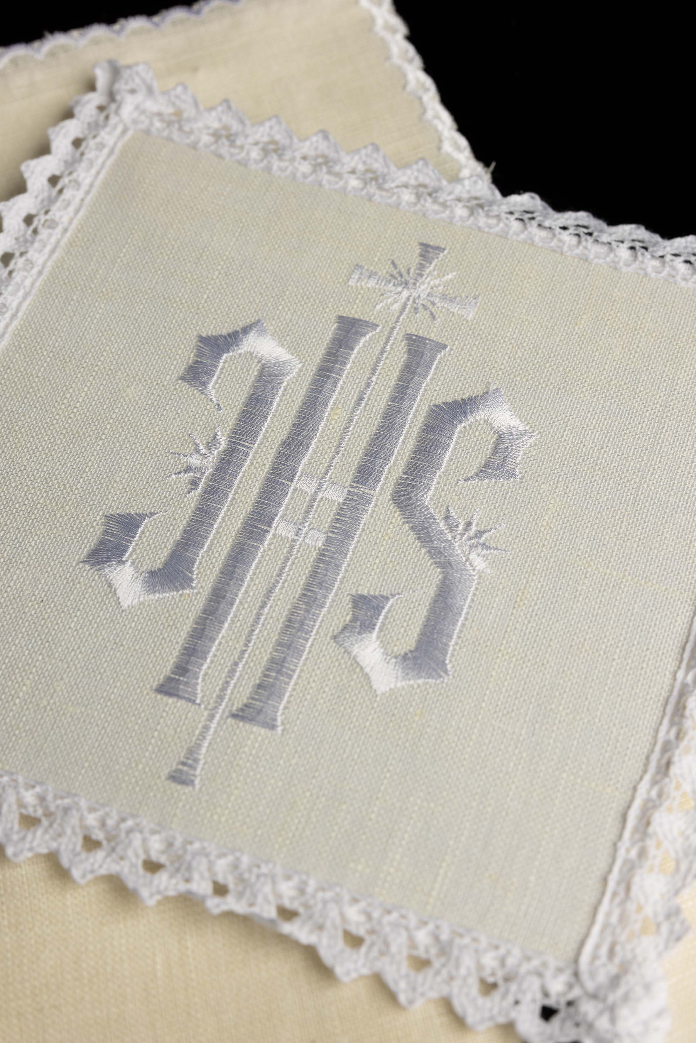 Servizio da Messa in lino ricamato IHS bianco