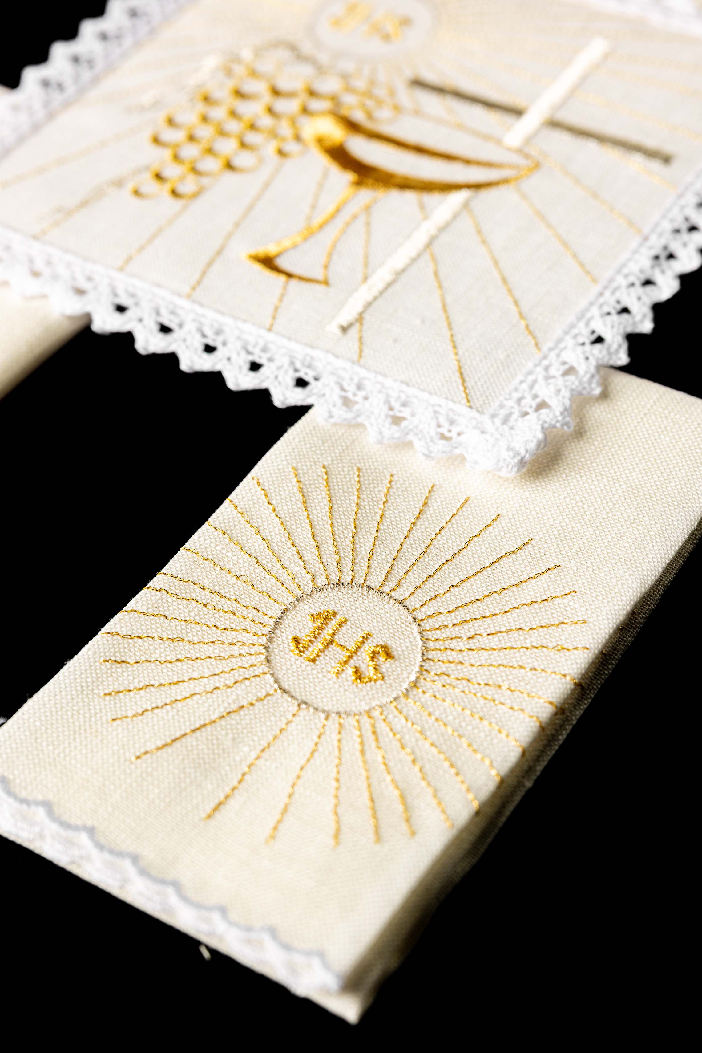 Servizio Messa in lino ricamata con calice e croce