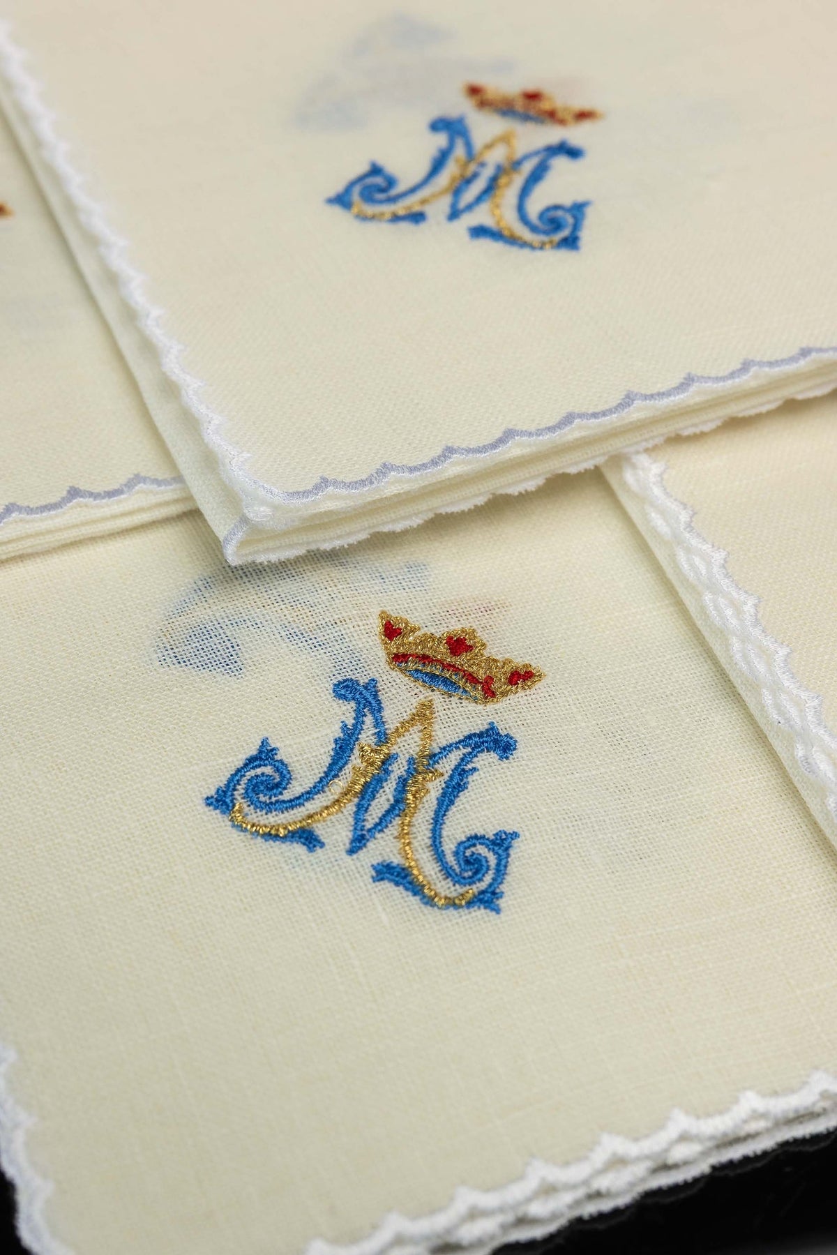 Set di 5 corporali in lino con ricamo mariano