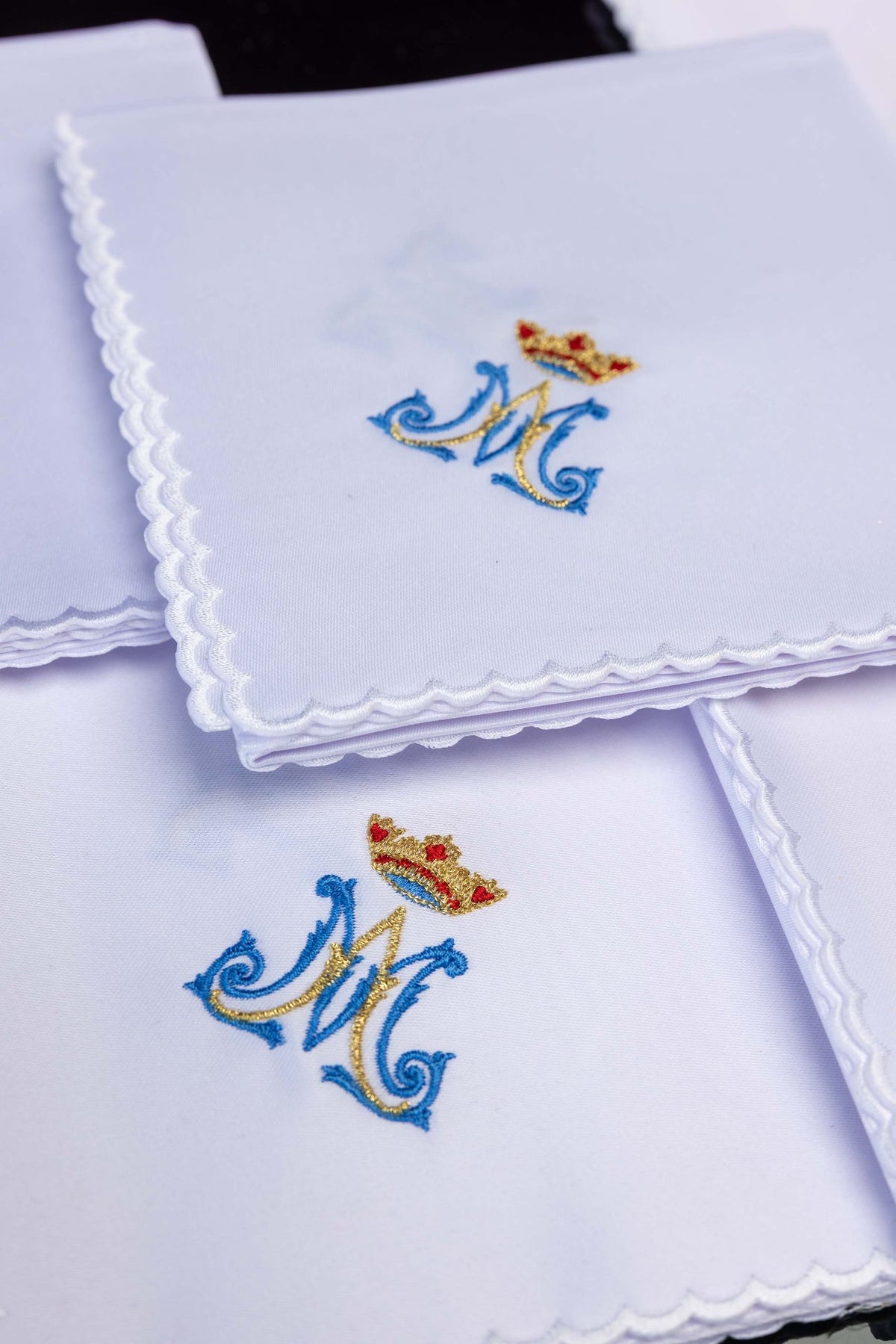 Set di 5 corporali con ricamo mariano