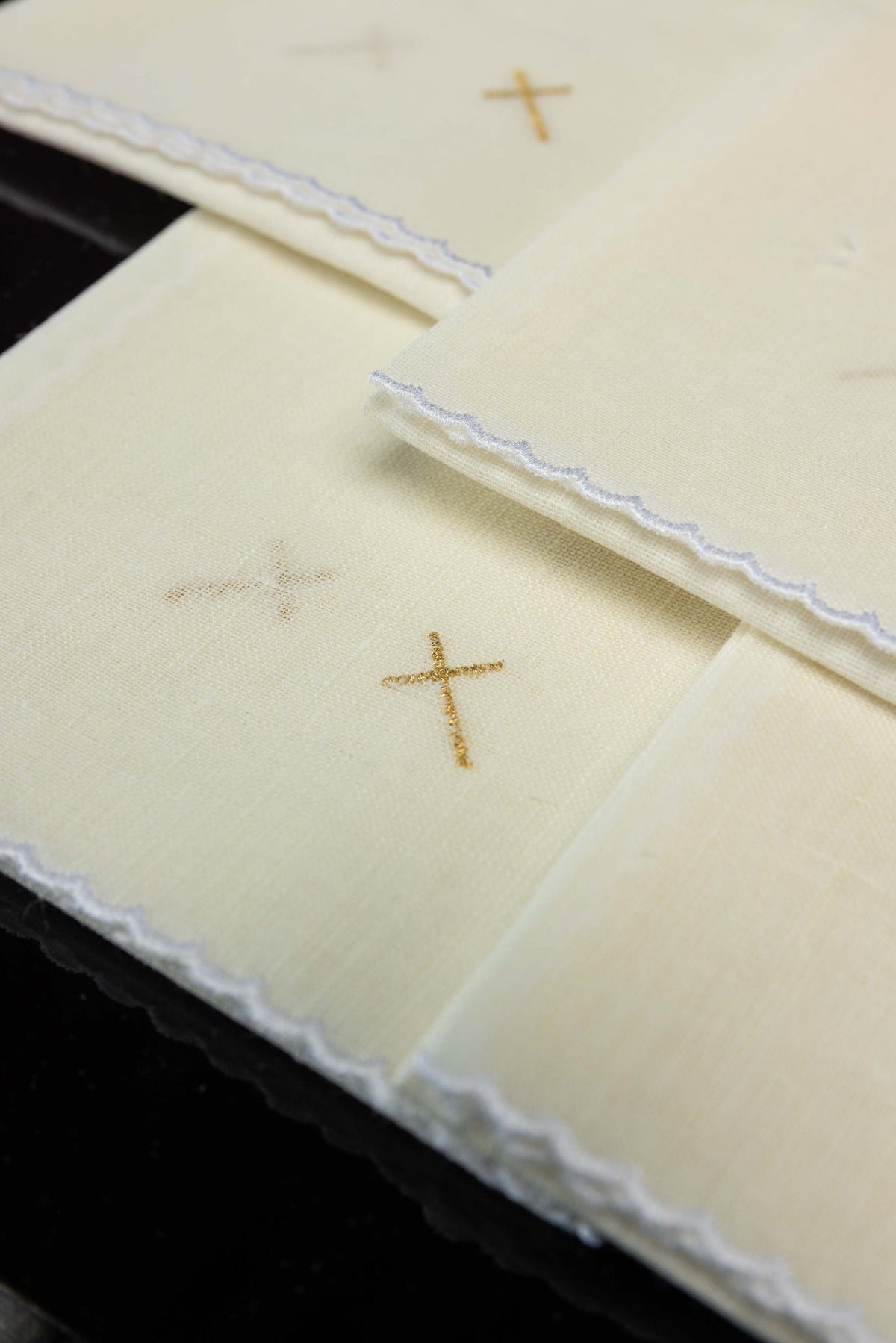 Set di 5 corporali liturgici in lino con ricamo dorato a forma di croce