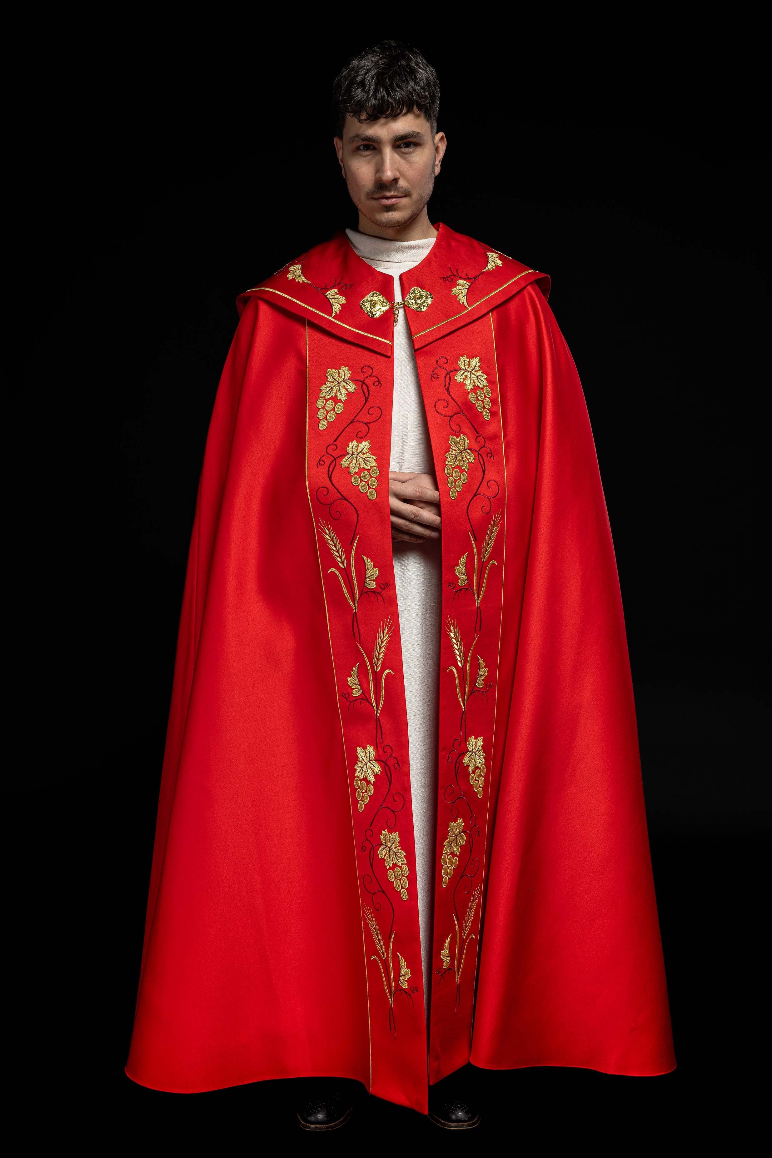 Czerwona kapa liturgiczna z złotym haftem IHS i winogron - ORNATY.PL
