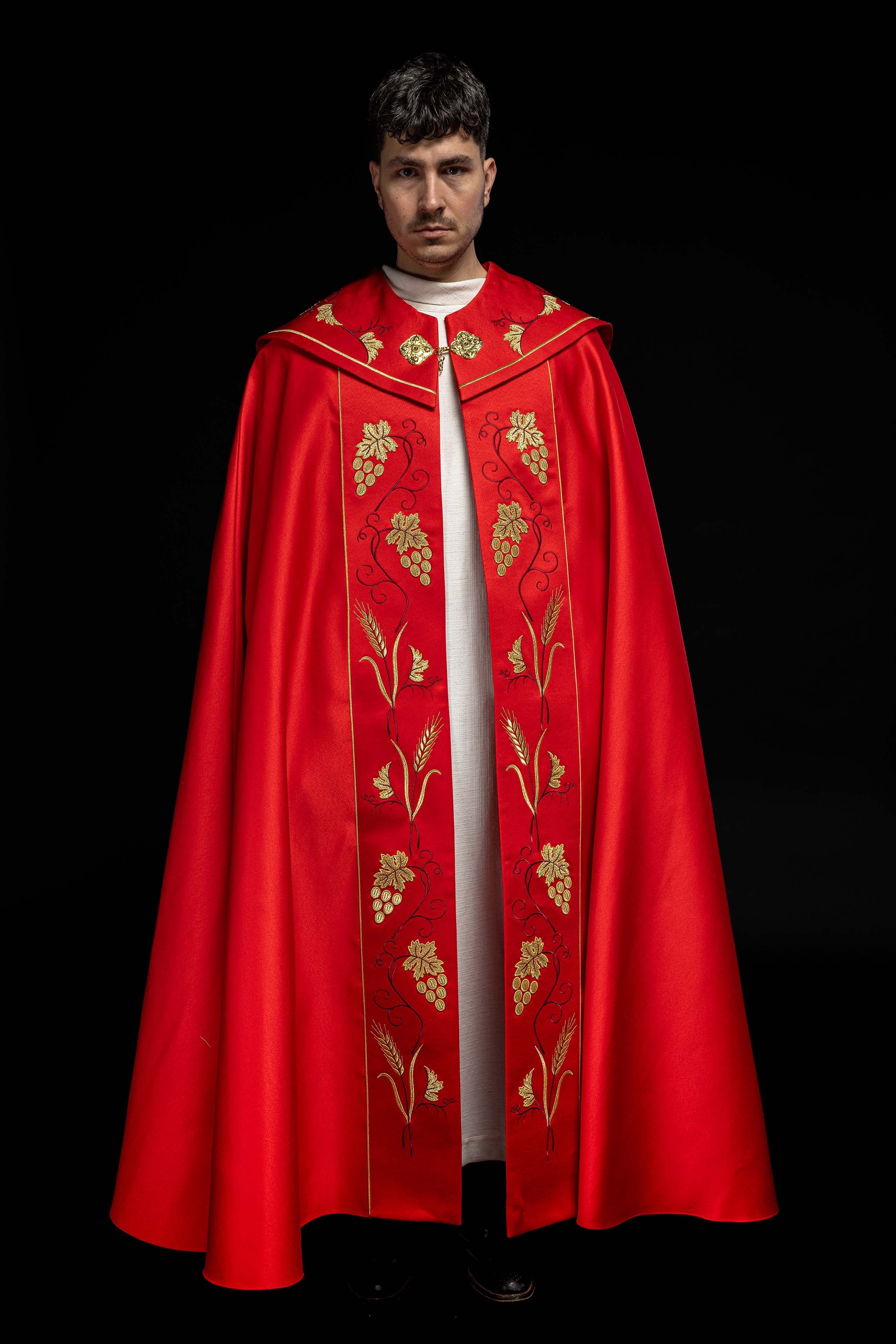 Czerwona kapa liturgiczna z złotym haftem IHS i winogron - ORNATY.PL
