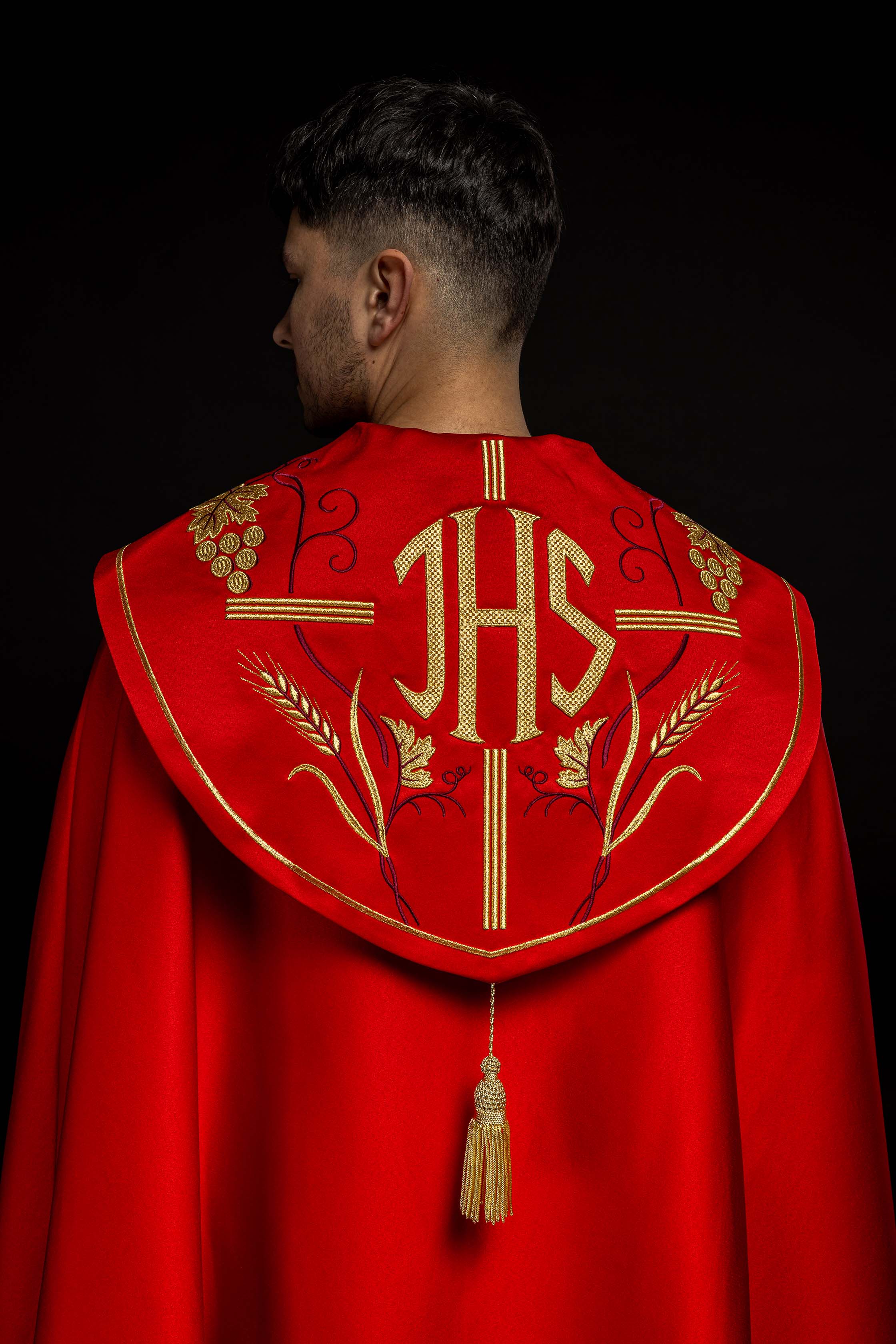 Czerwona kapa liturgiczna z złotym haftem IHS i winogron - ORNATY.PL