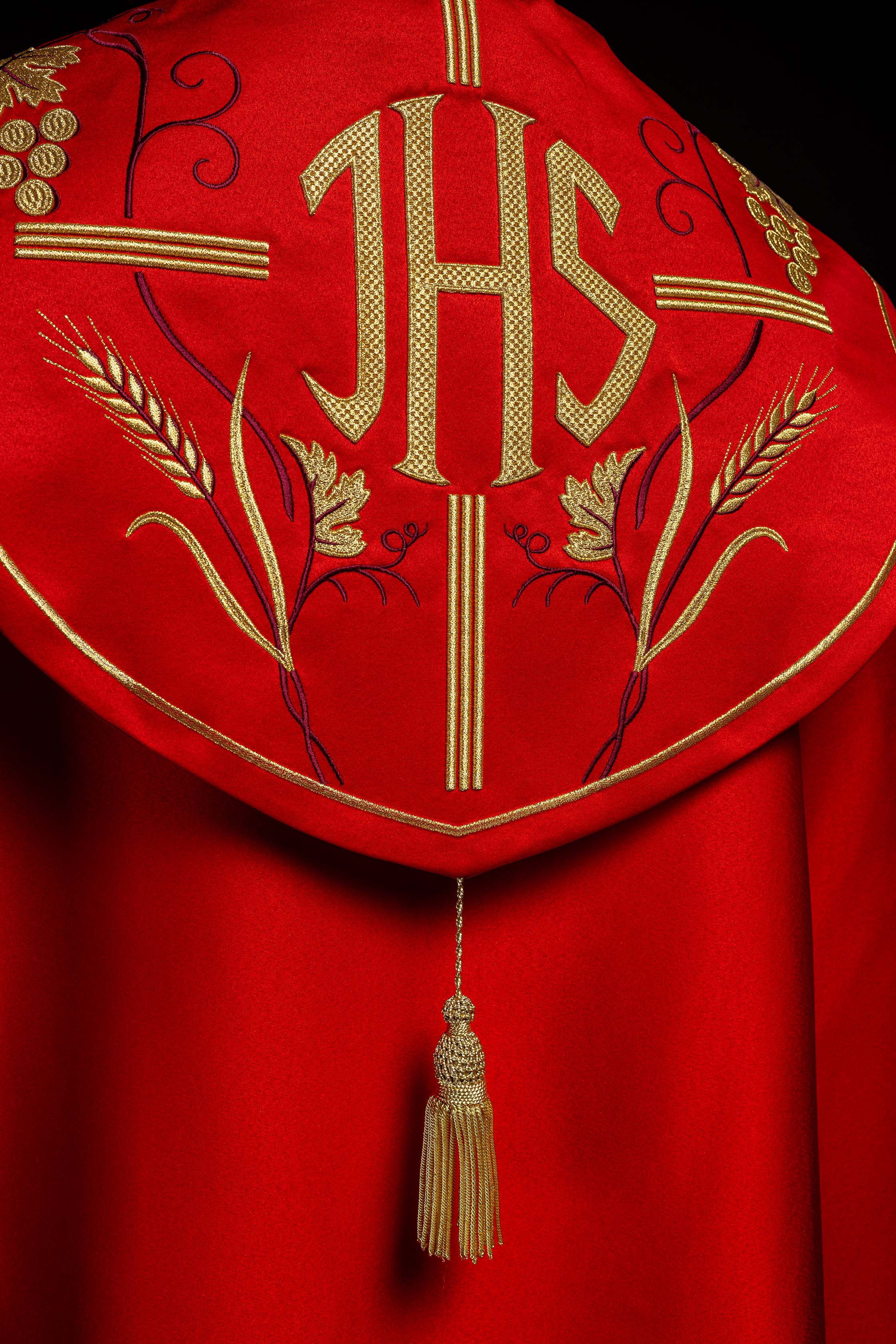 Czerwona kapa liturgiczna z złotym haftem IHS i winogron - ORNATY.PL