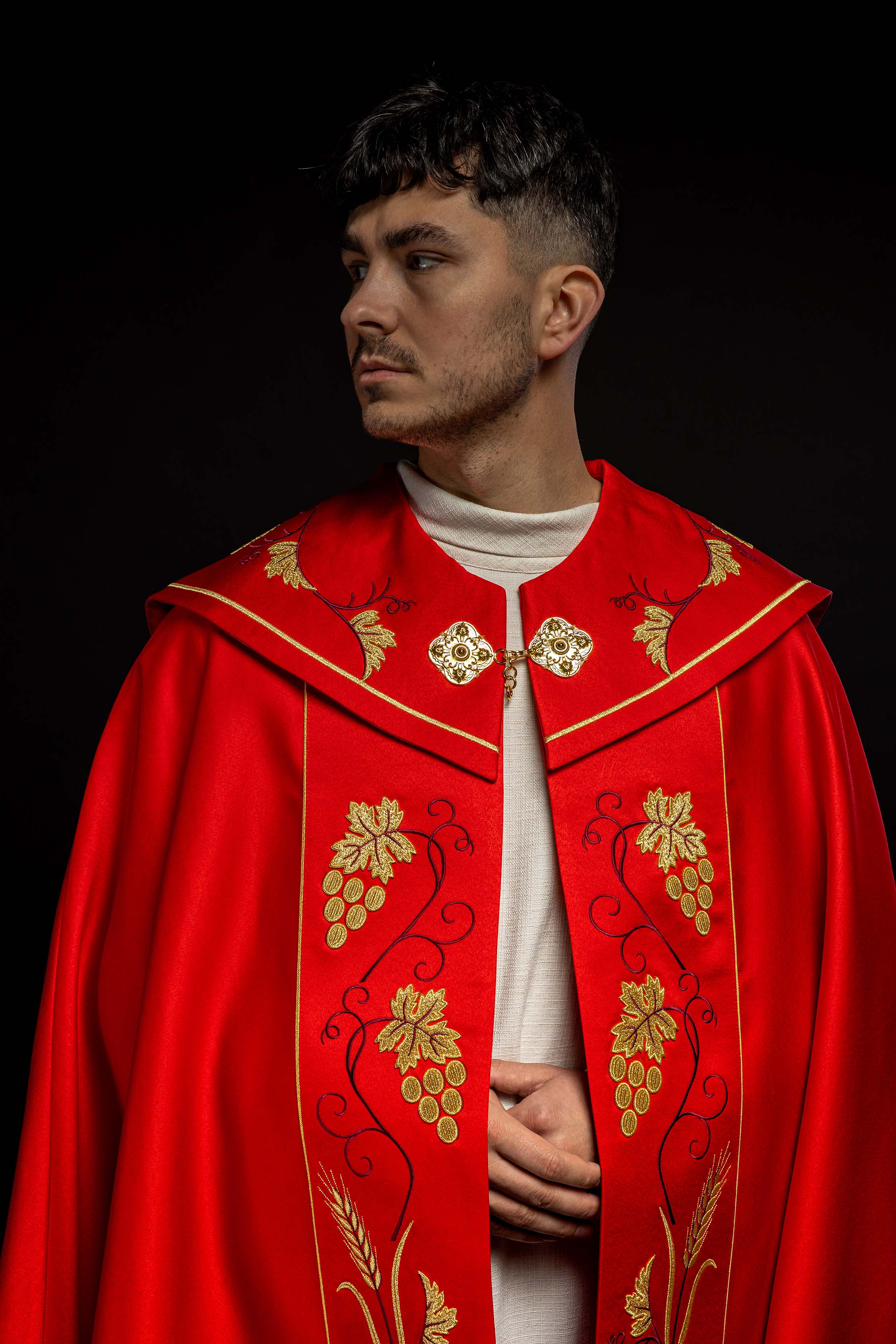 Czerwona kapa liturgiczna z złotym haftem IHS i winogron - ORNATY.PL