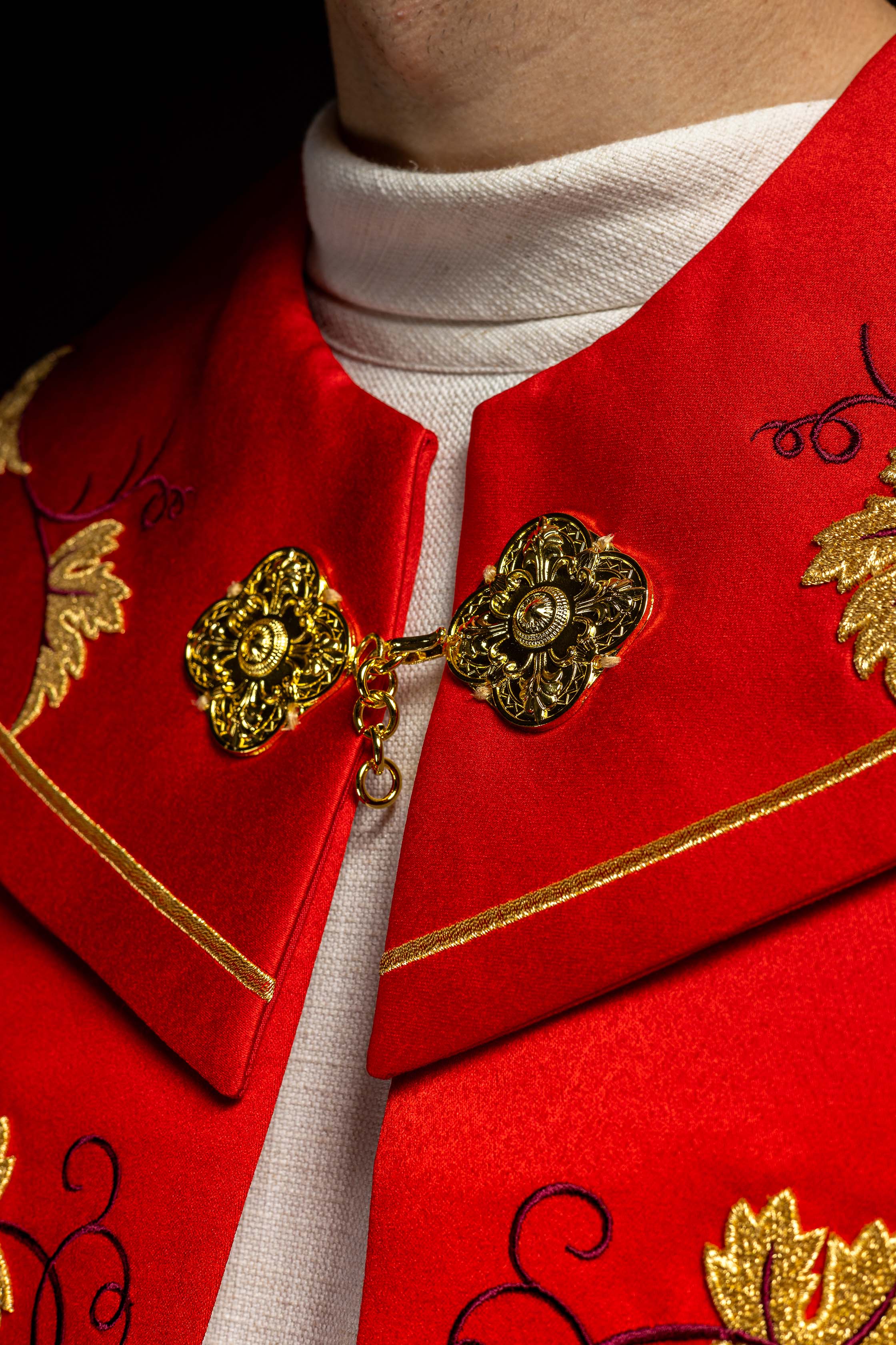 Czerwona kapa liturgiczna z złotym haftem IHS i winogron - ORNATY.PL