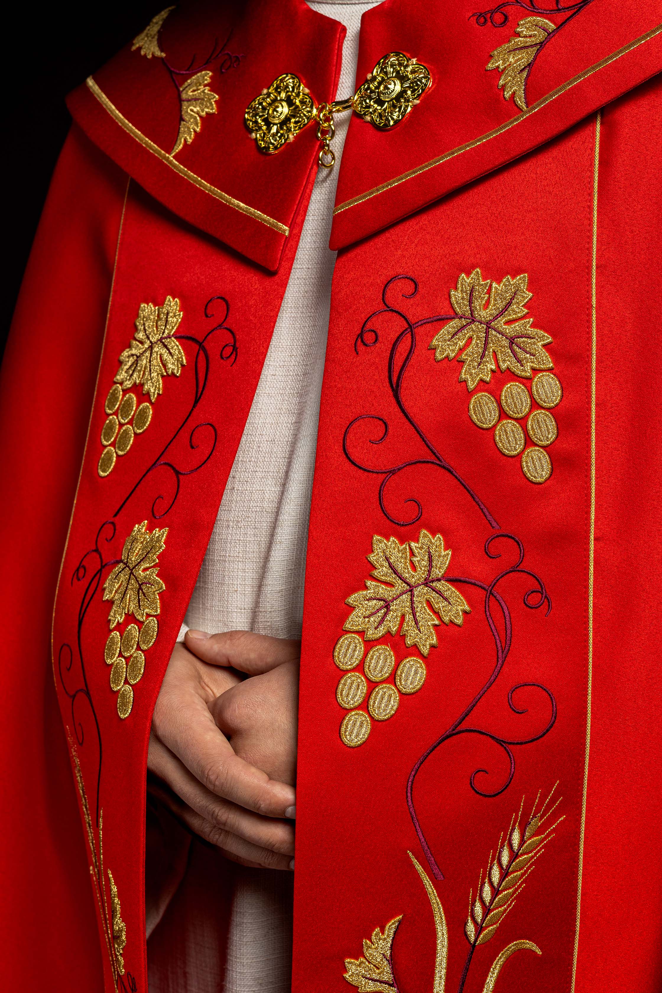 Czerwona kapa liturgiczna z złotym haftem IHS i winogron - ORNATY.PL