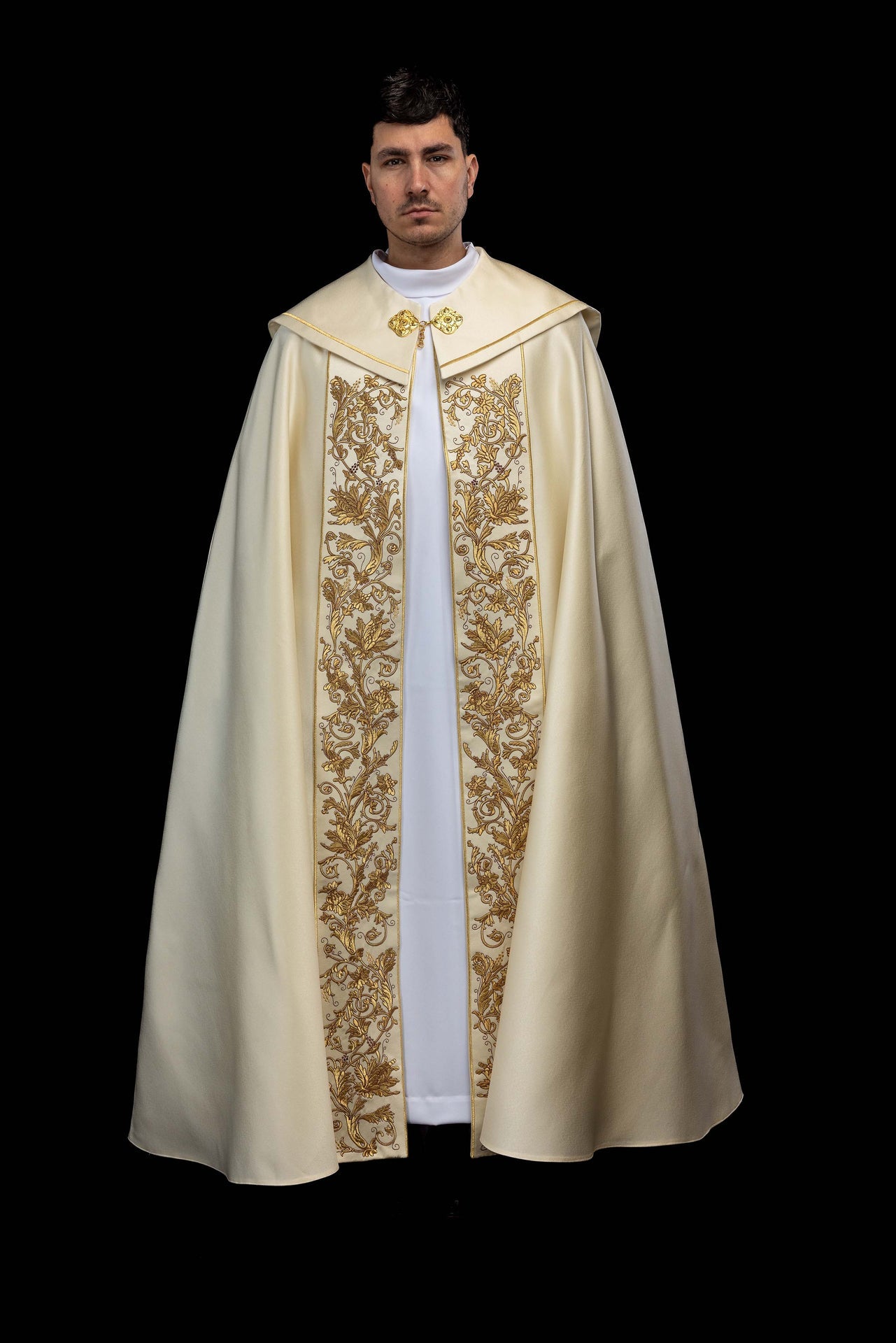 Piviale liturgico con ricamo del Sacro Cuore di Gesù