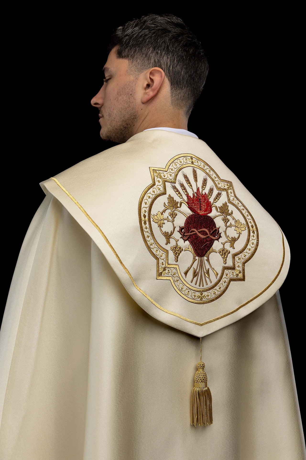 Piviale liturgico con ricamo del Sacro Cuore di Gesù