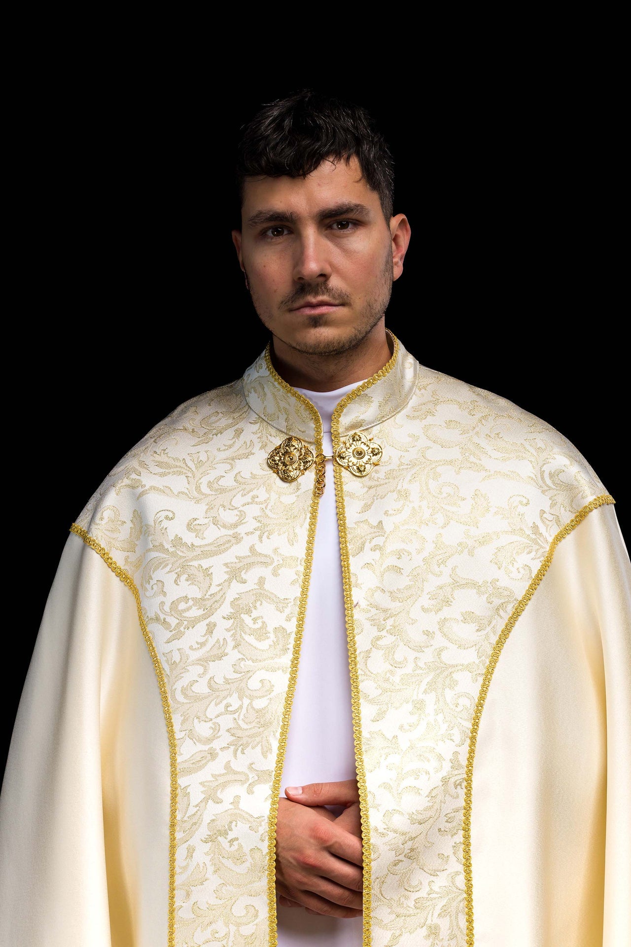 Piviale ricamato decorato con tessuto jacquard color ecru