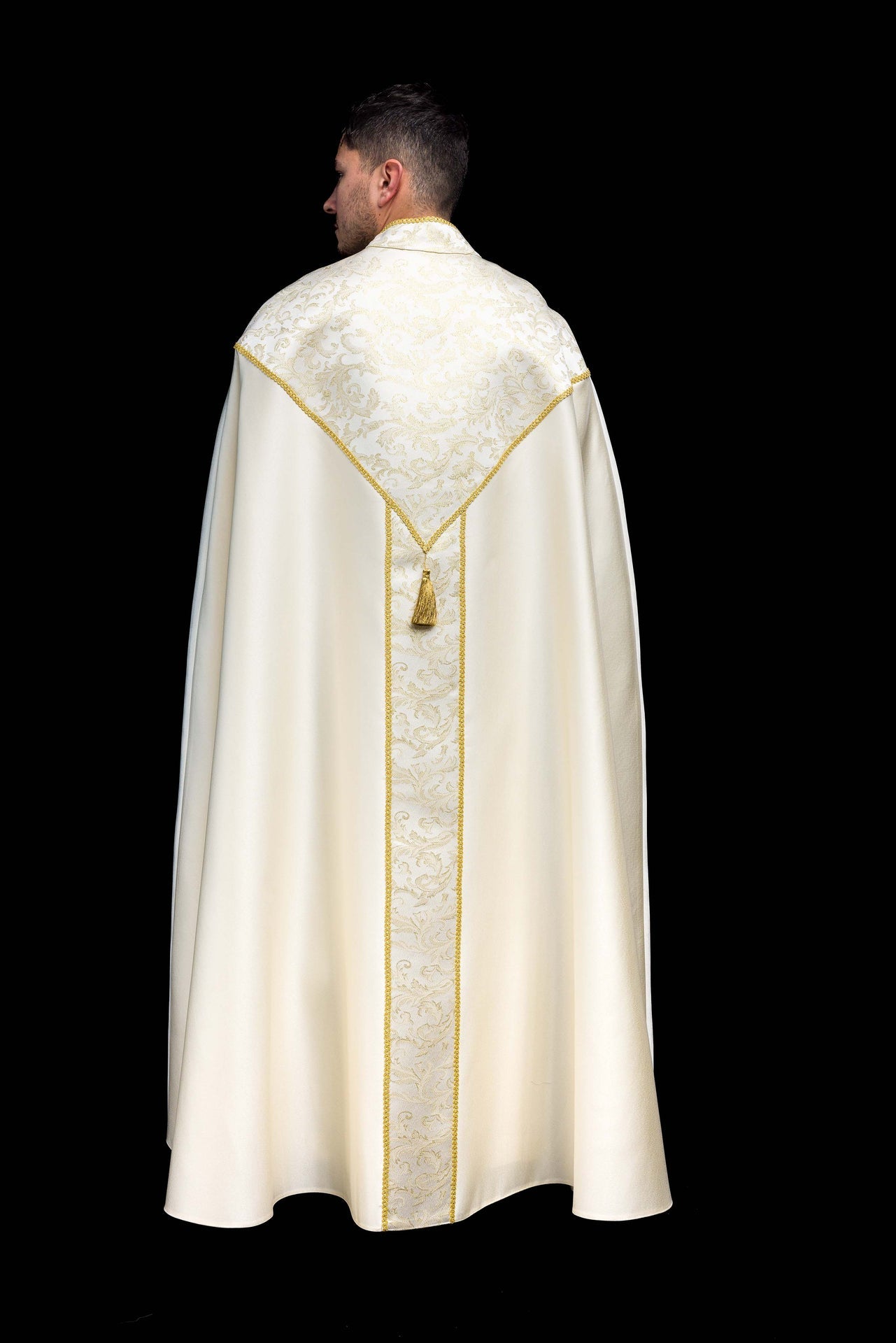 Piviale ricamato decorato con tessuto jacquard color ecru