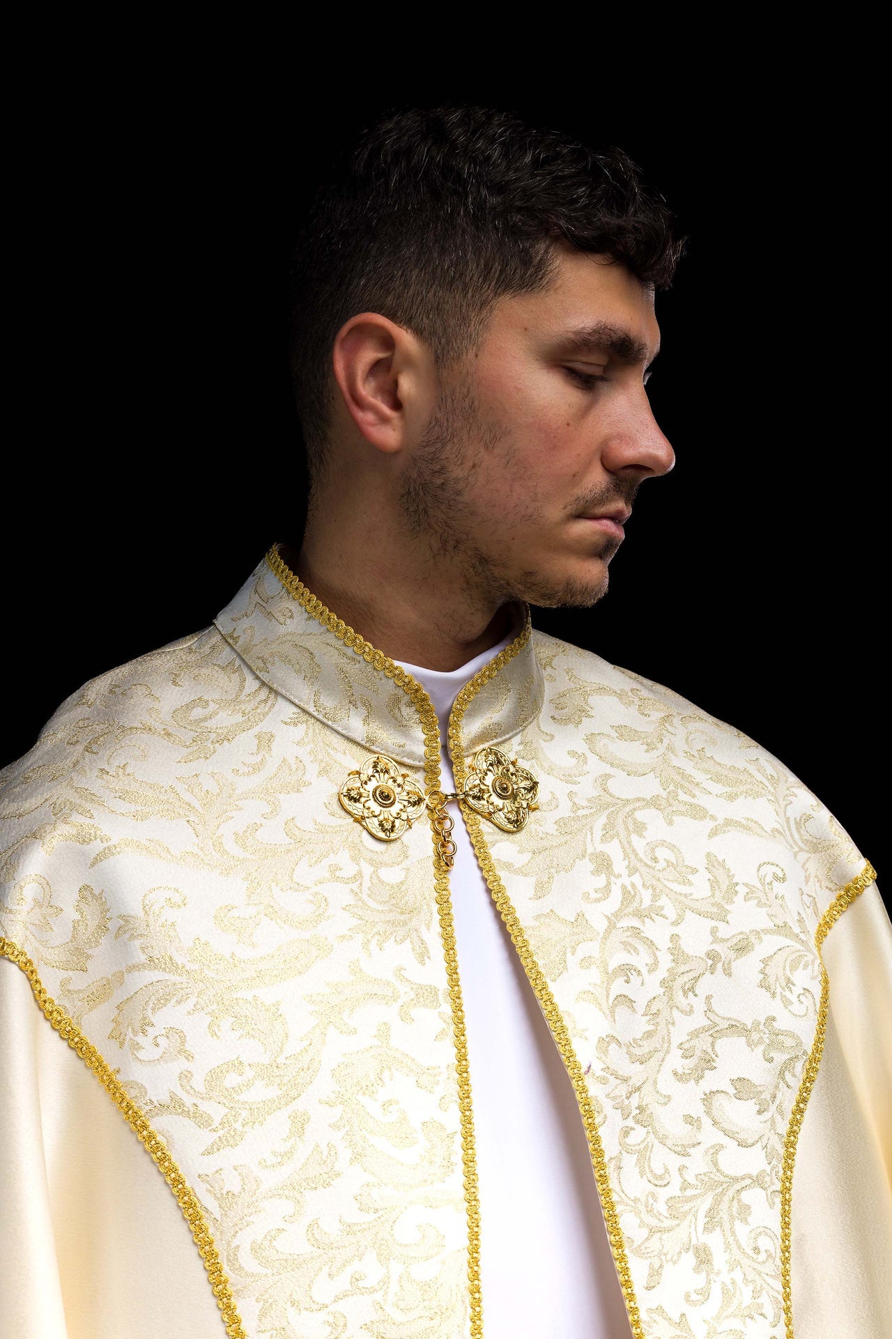 Piviale ricamato decorato con tessuto jacquard color ecru