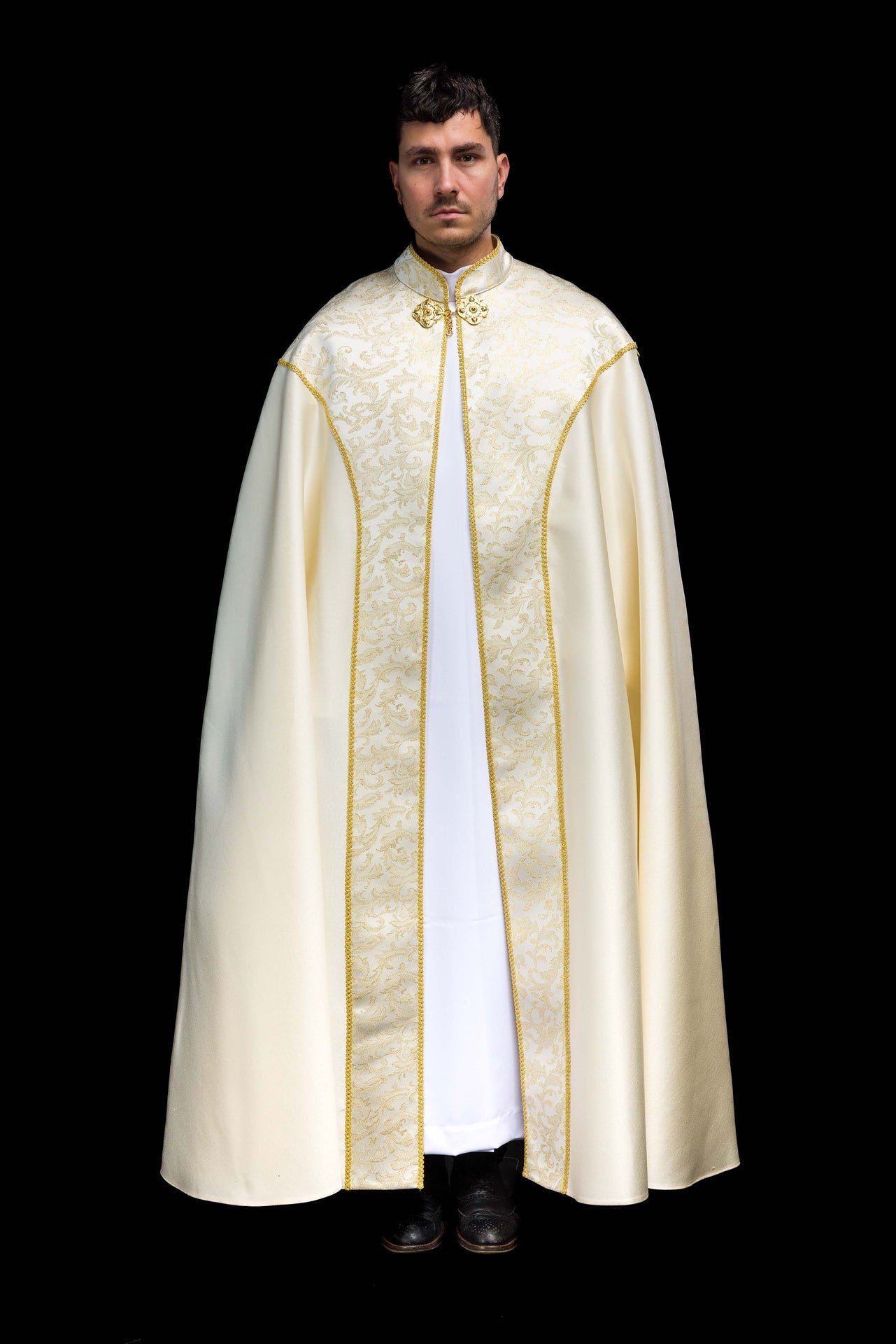 Piviale ricamato decorato con tessuto jacquard color ecru