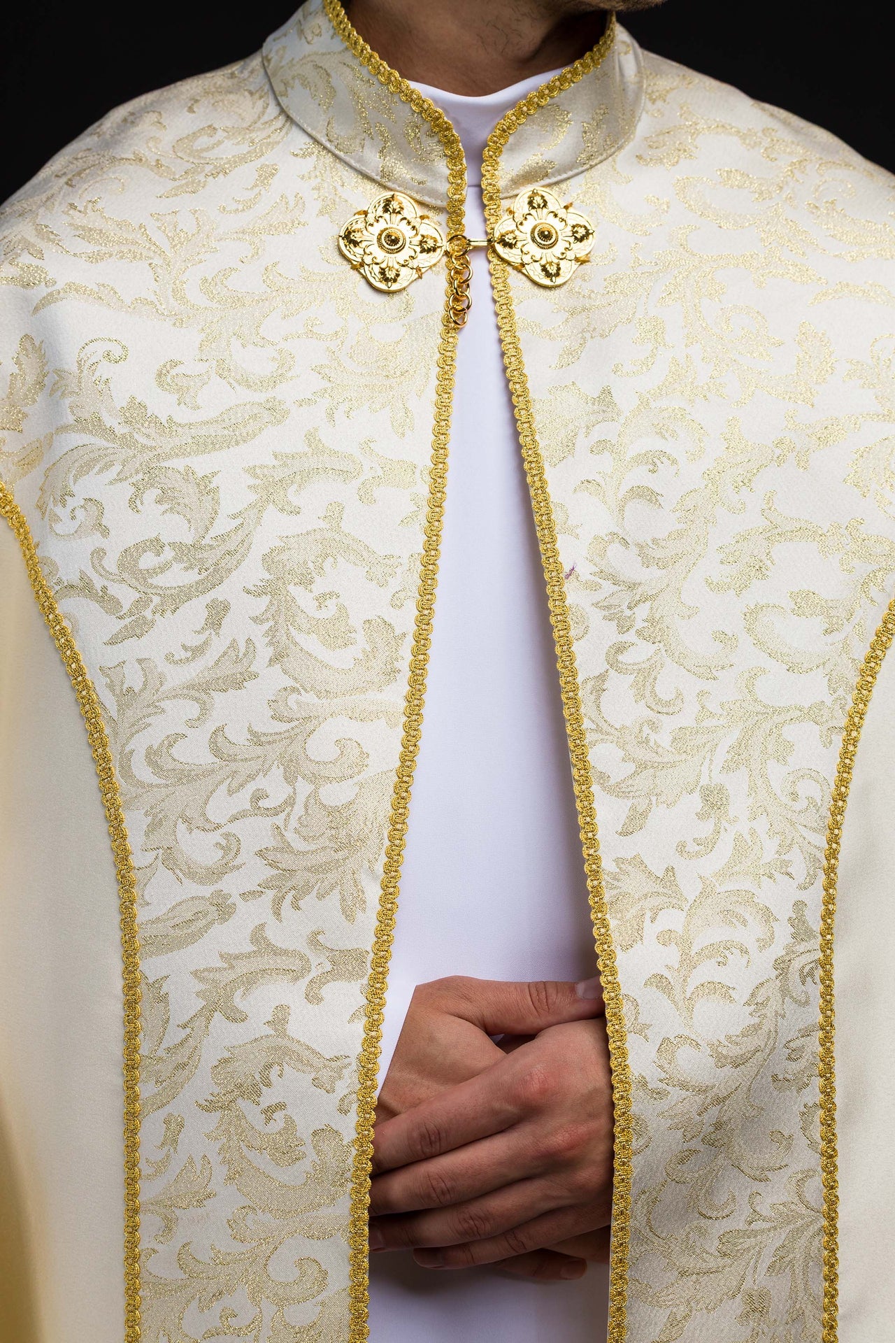 Piviale ricamato decorato con tessuto jacquard color ecru