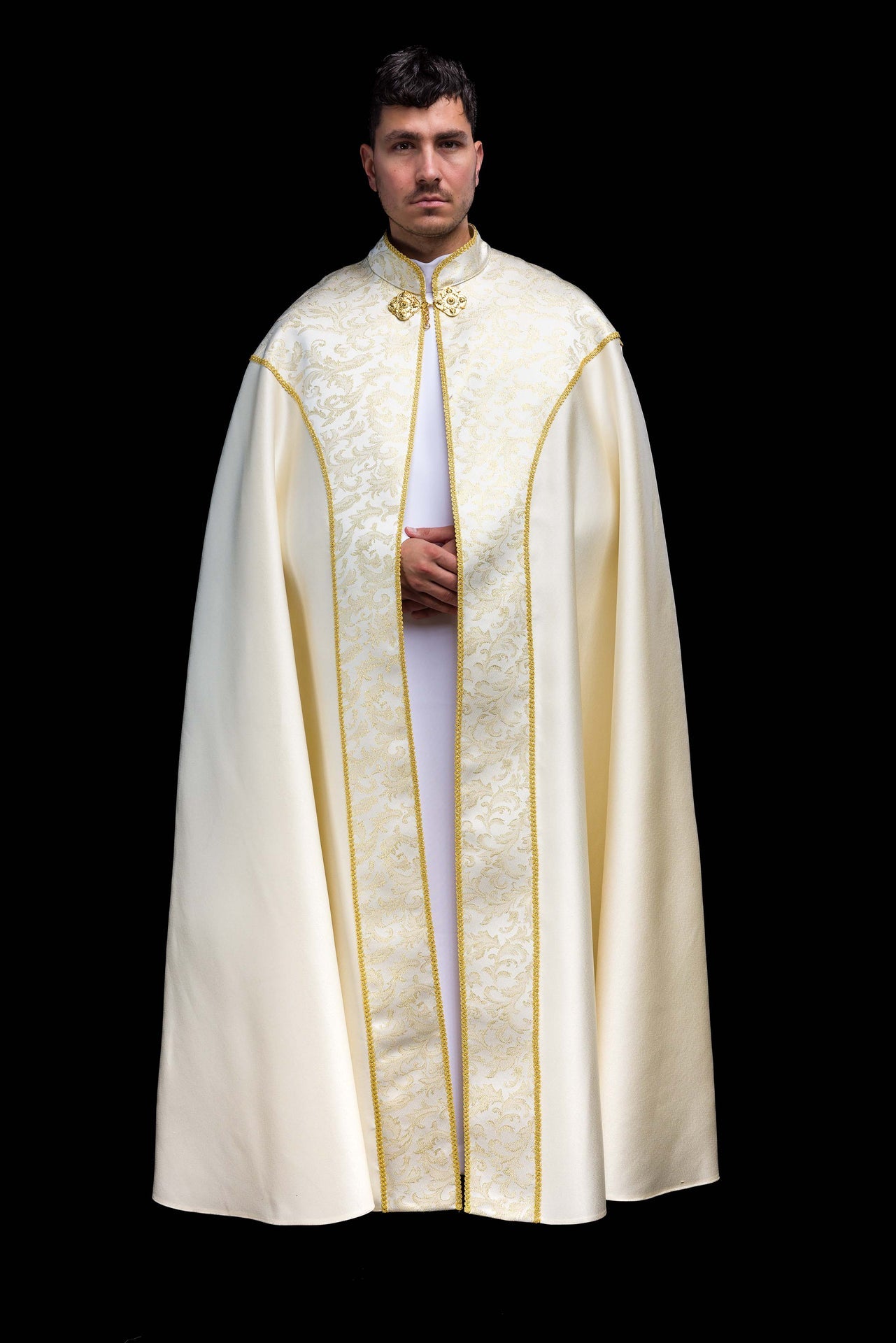 Piviale ricamato decorato con tessuto jacquard color ecru