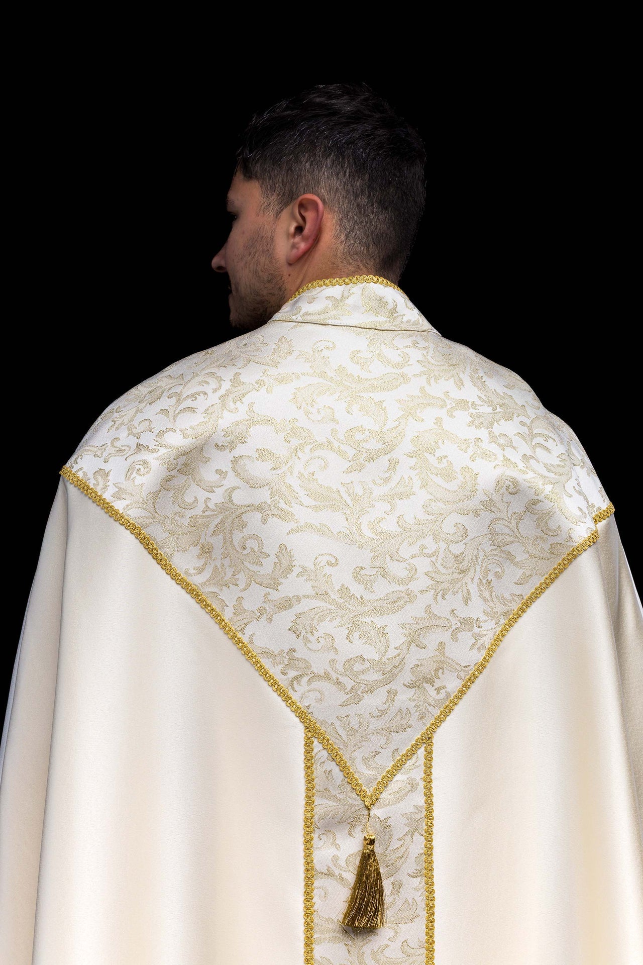 Piviale ricamato decorato con tessuto jacquard color ecru