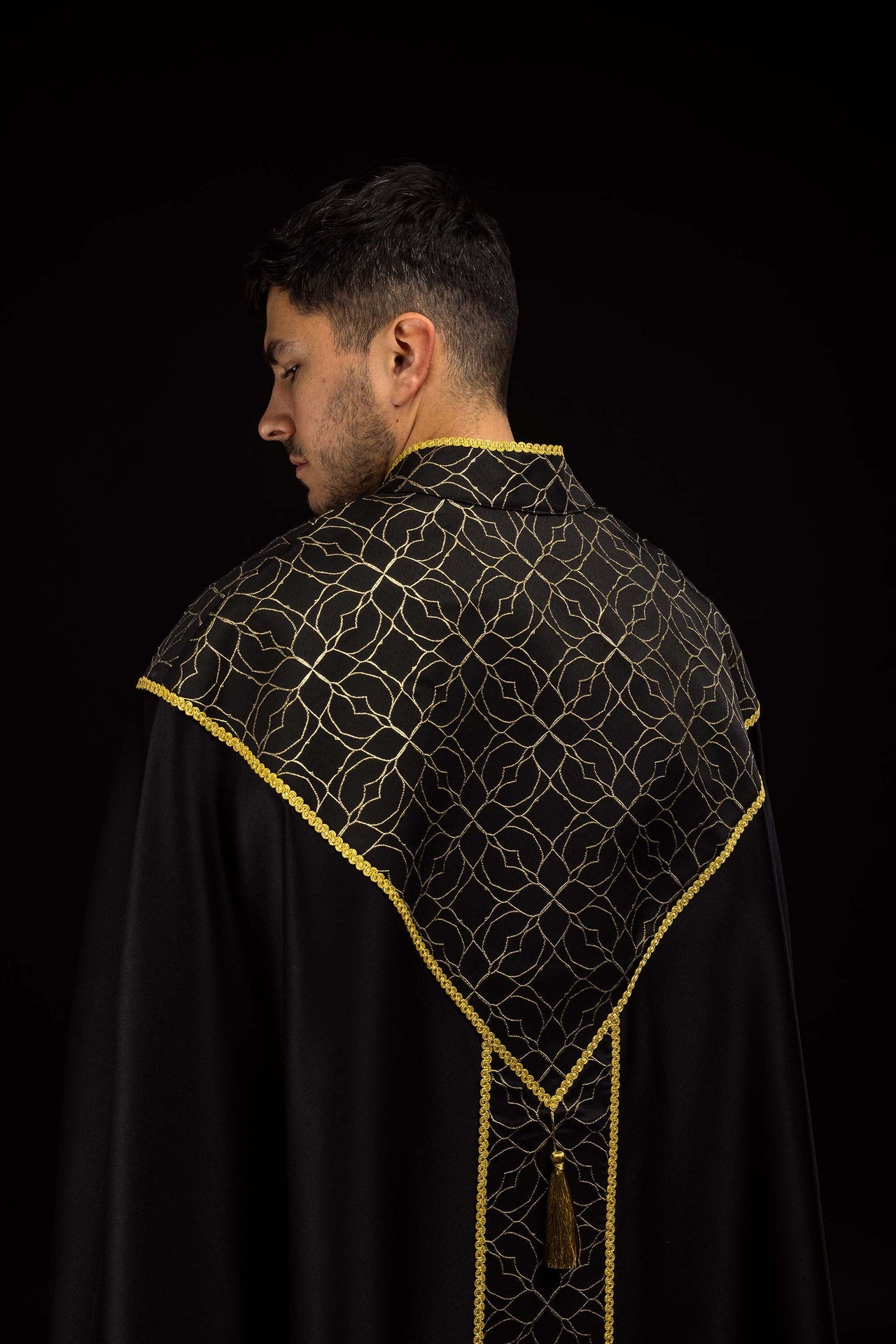 Piviale ricamato nero decorato con tessuto jacquard