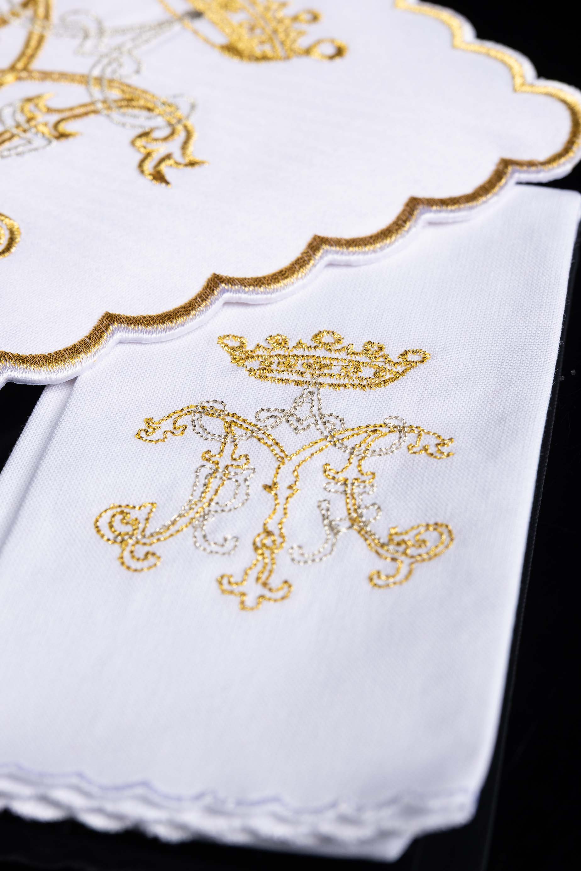 Servizio Messa con ricamo oro mariano