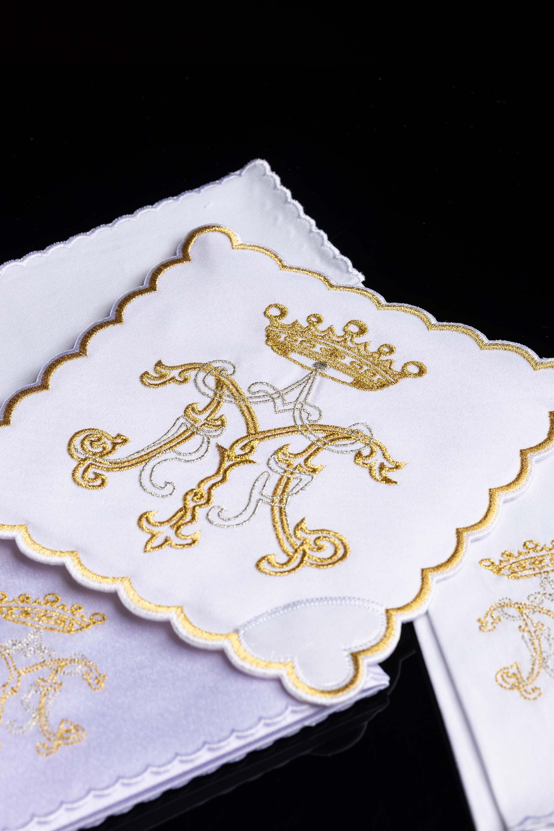 Servizio Messa con ricamo oro mariano