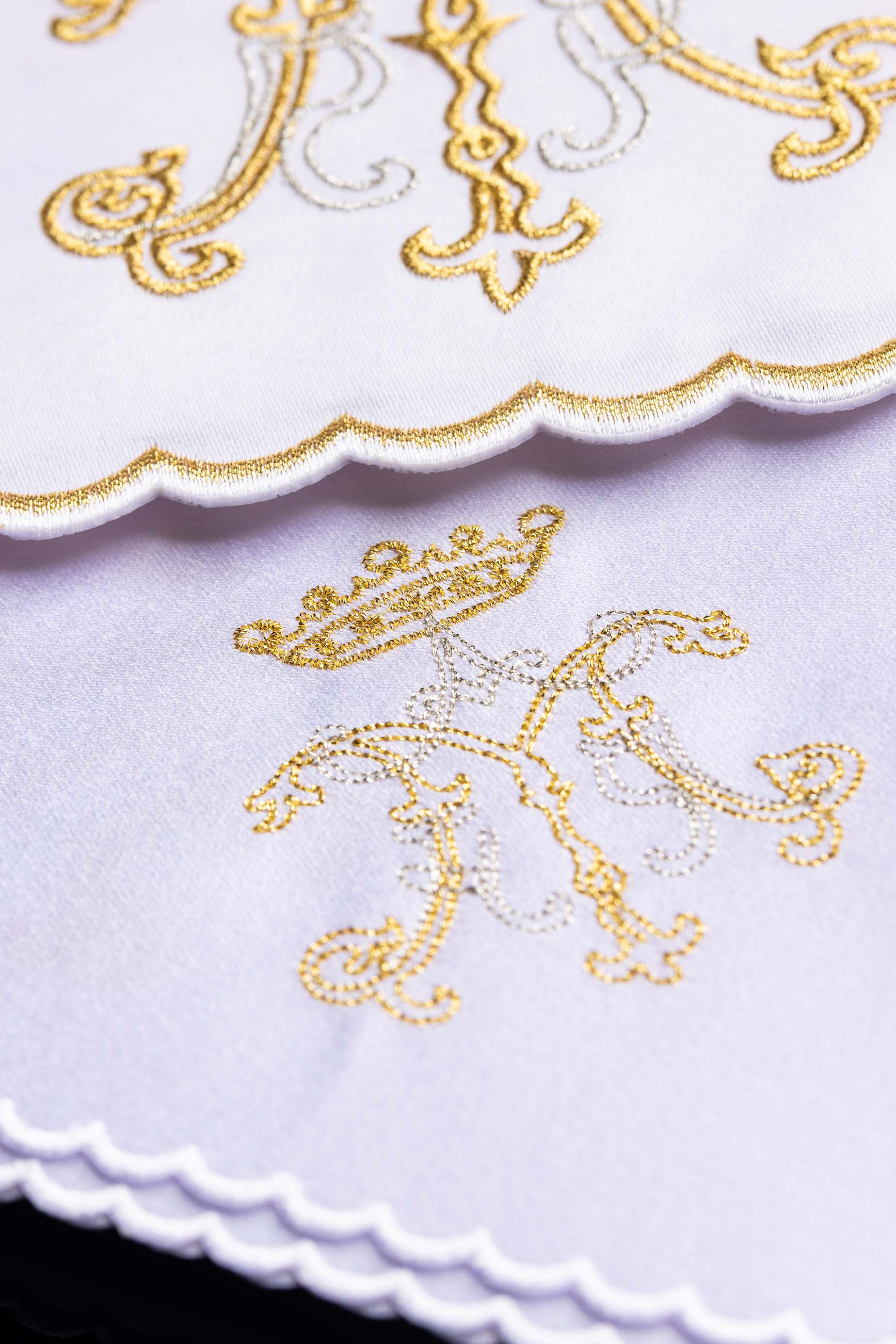 Servizio Messa con ricamo oro mariano