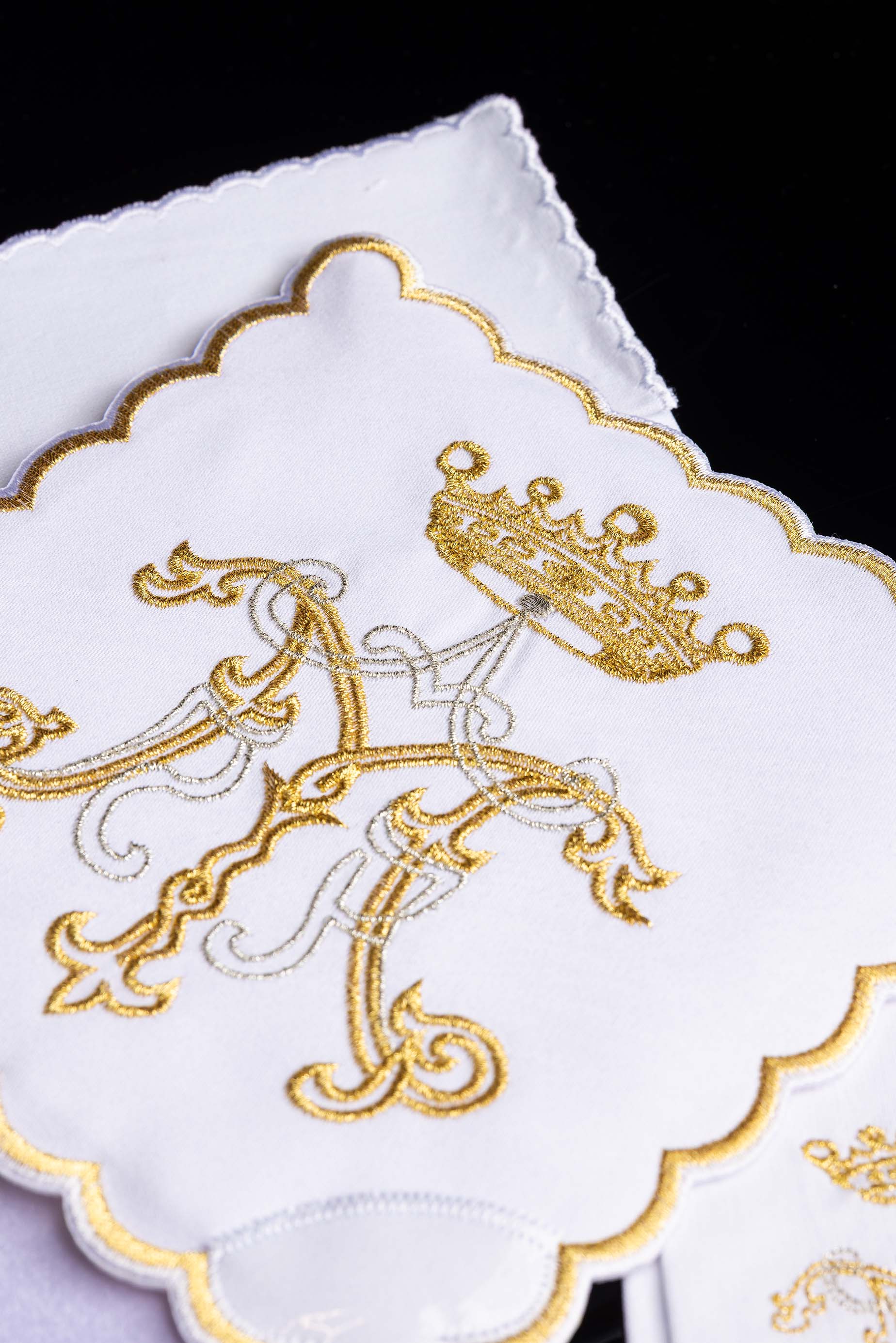 Servizio Messa con ricamo oro mariano