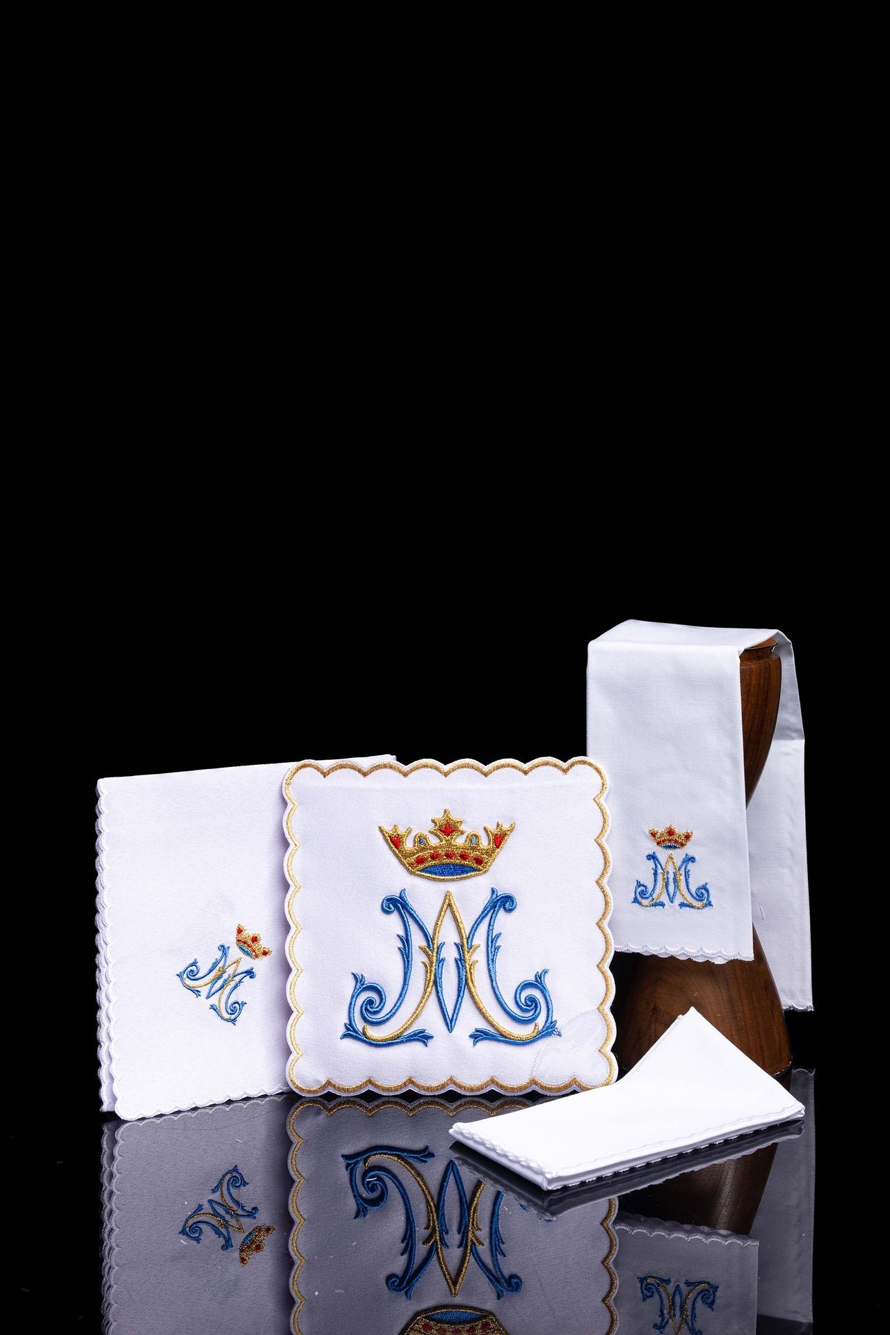 Bielizna kielichowa haftowana z Motywem Maryjnym - ORNATY.PL