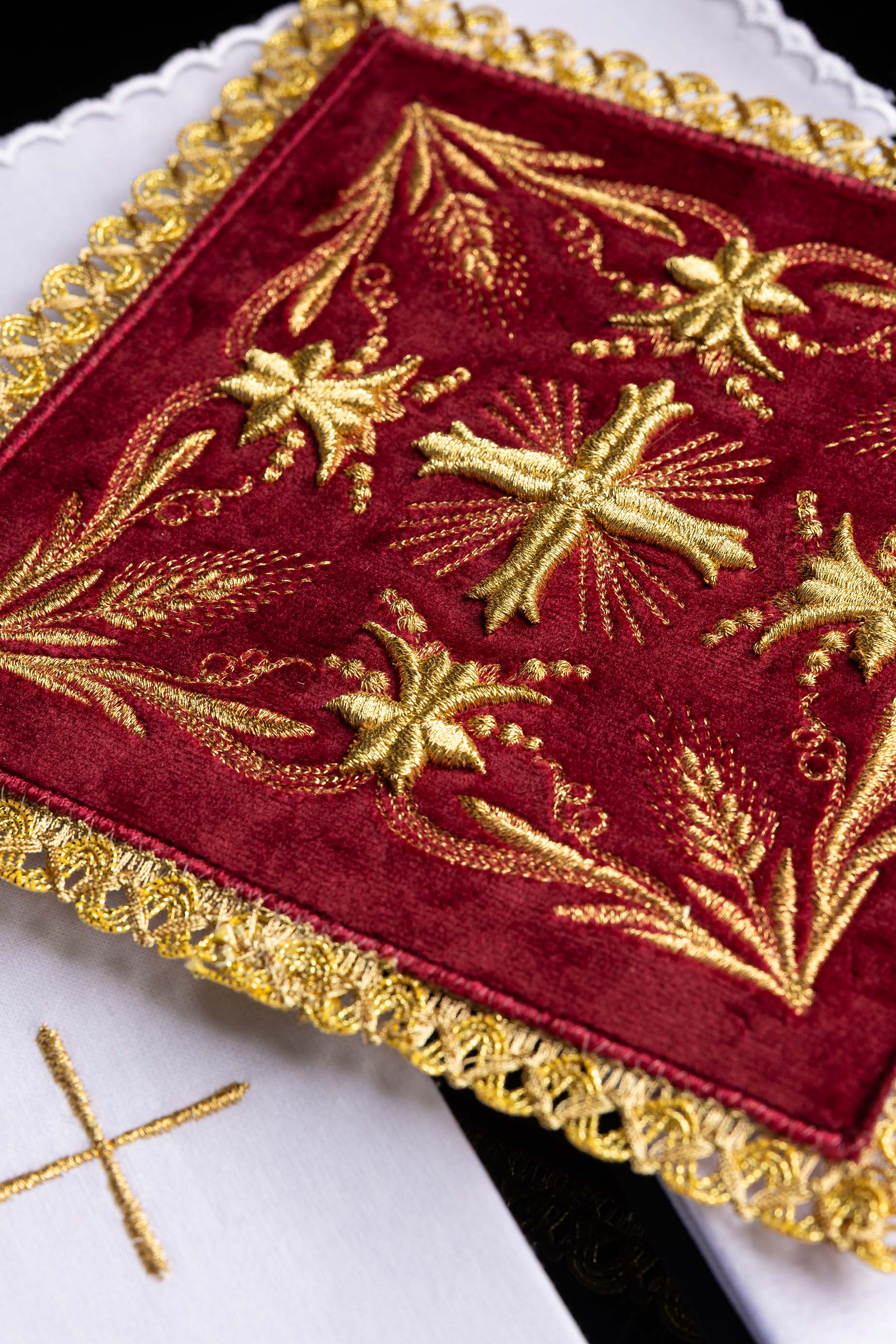 Servizio da Messa ricamato velluto rosso