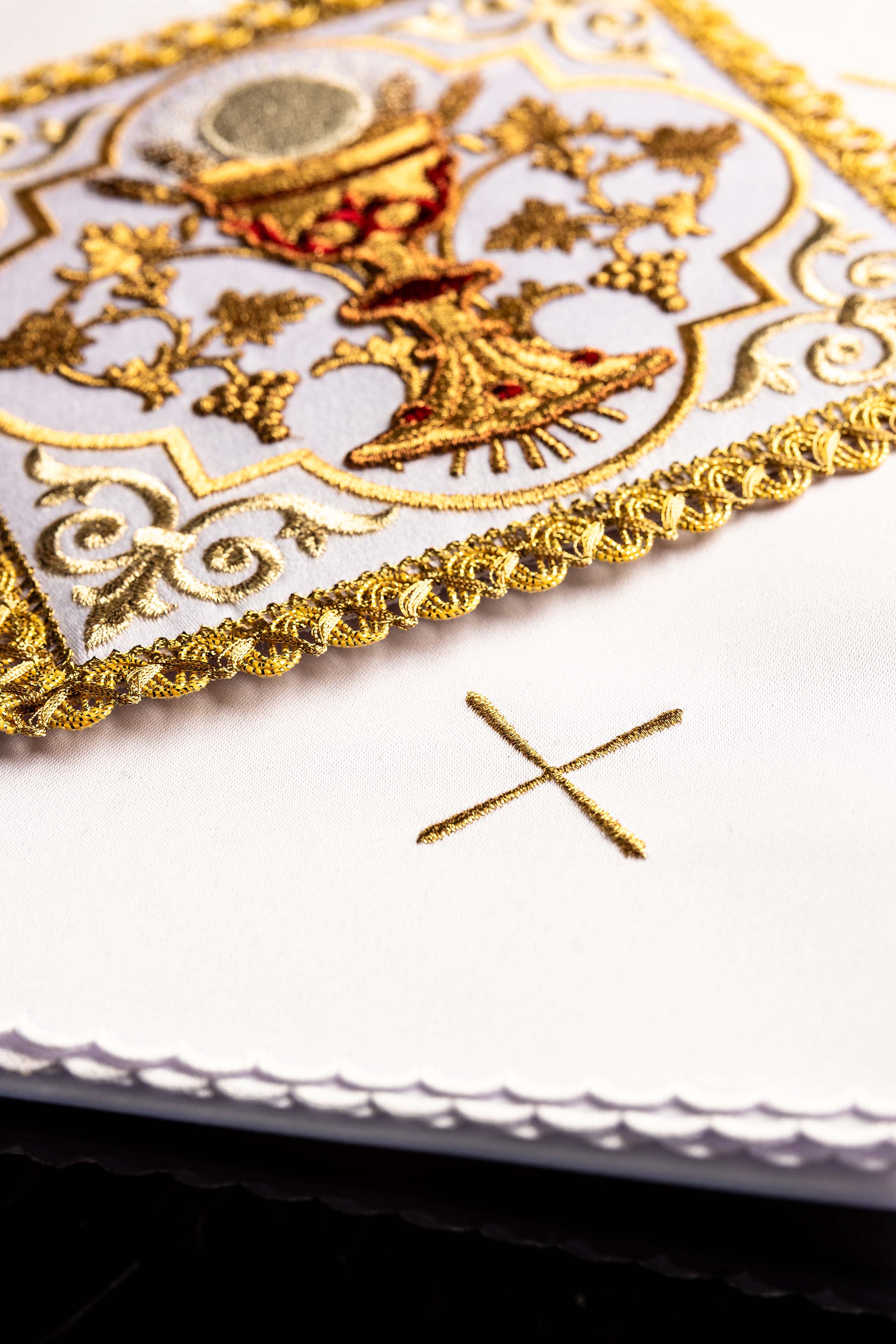 Servizio da altare con il simbolo del Calice Eucaristico