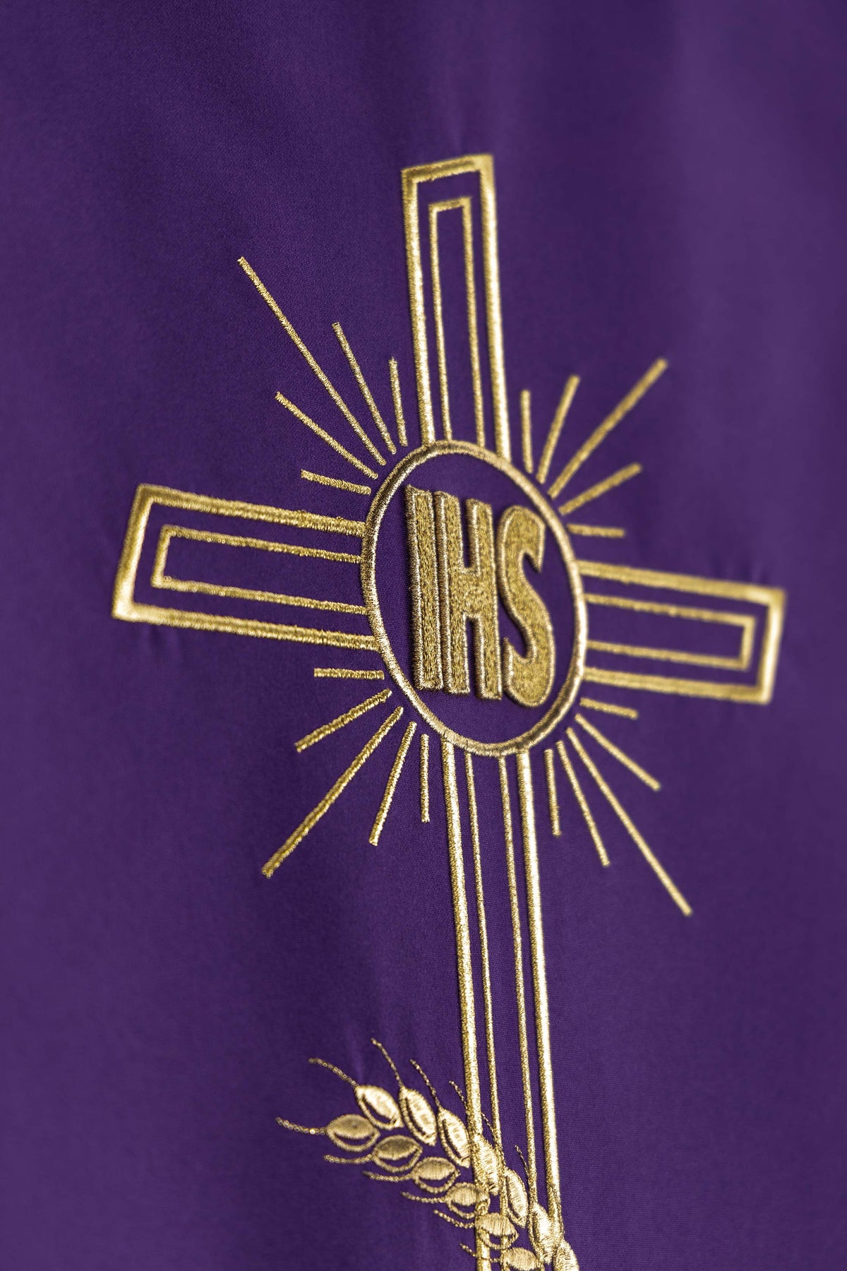 Coprileggio viola con motivo di croce ricamato