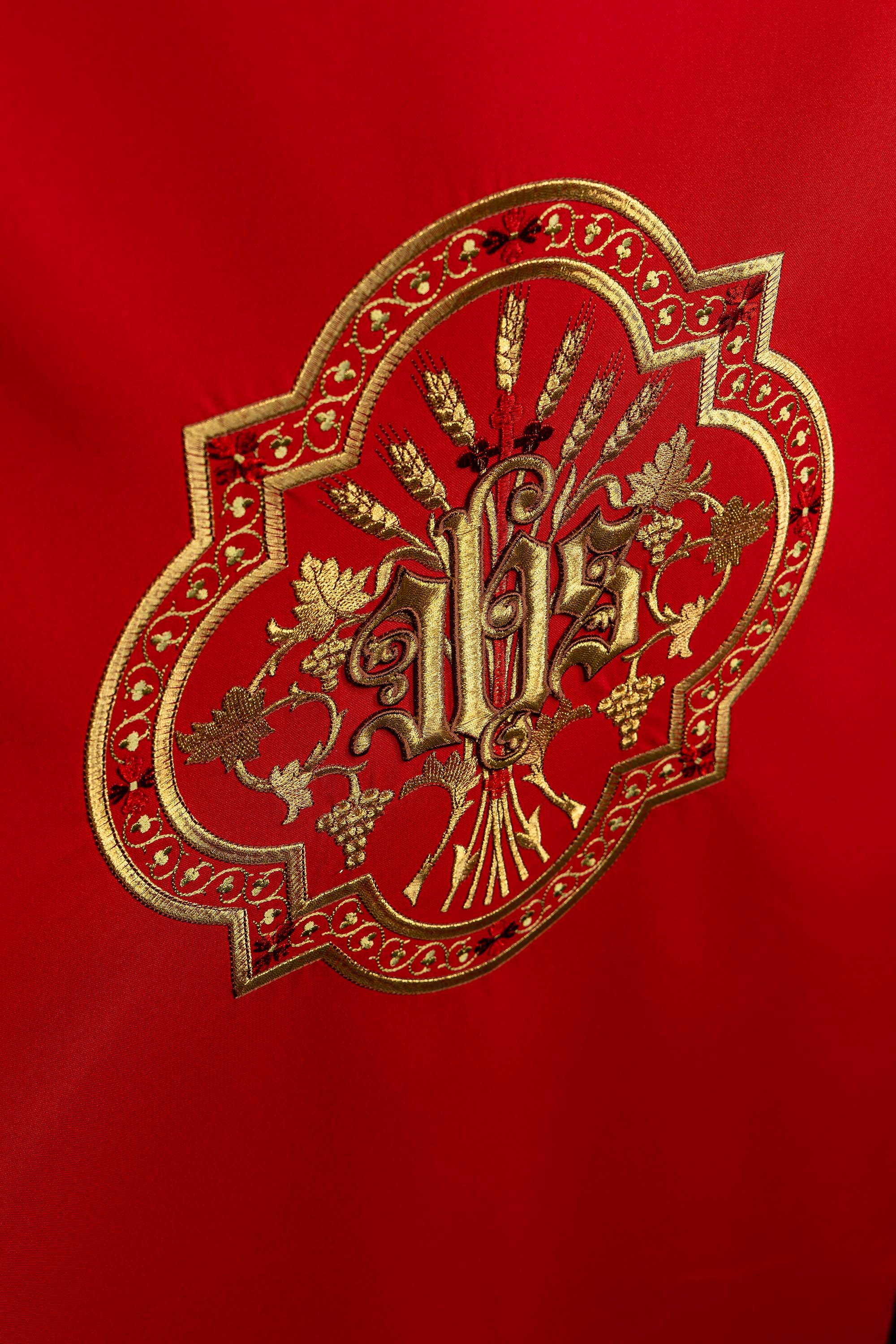 Rosso coprileggio con ricamo dorato IHS