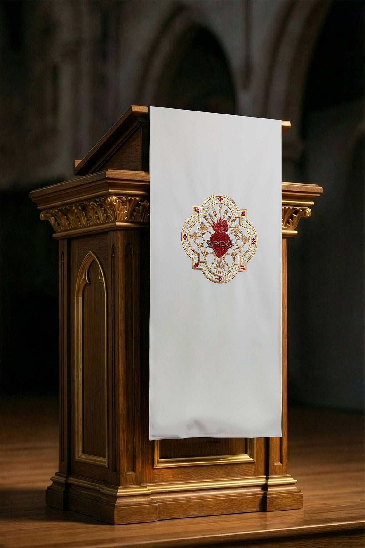 Ecru coprileggio ricamato con il Cuore di Gesù Cristo