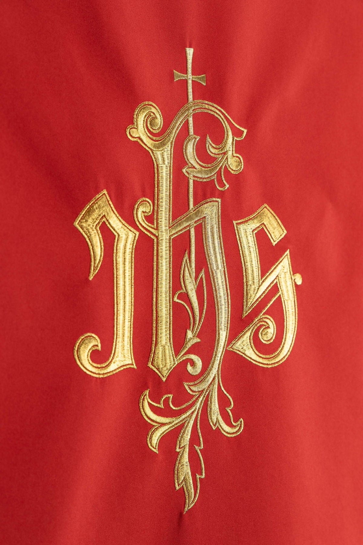 Coprileggio rosso con motivo IHS ricamato